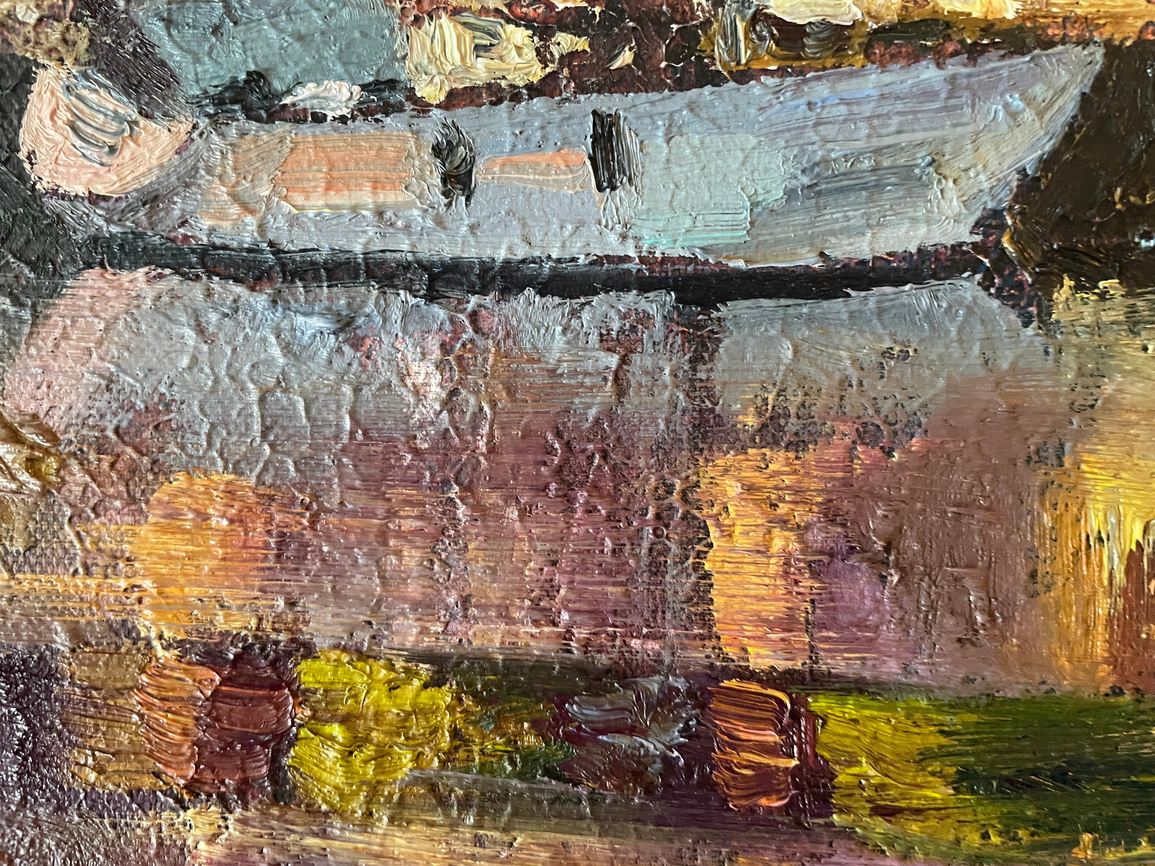 Cette œuvre d'art capture de manière saisissante une ville portuaire animée au crépuscule, présentant un ensemble pittoresque de bâtiments colorés le long d'un front de mer paisible. Les toits triangulaires pointus et les façades éclatantes des