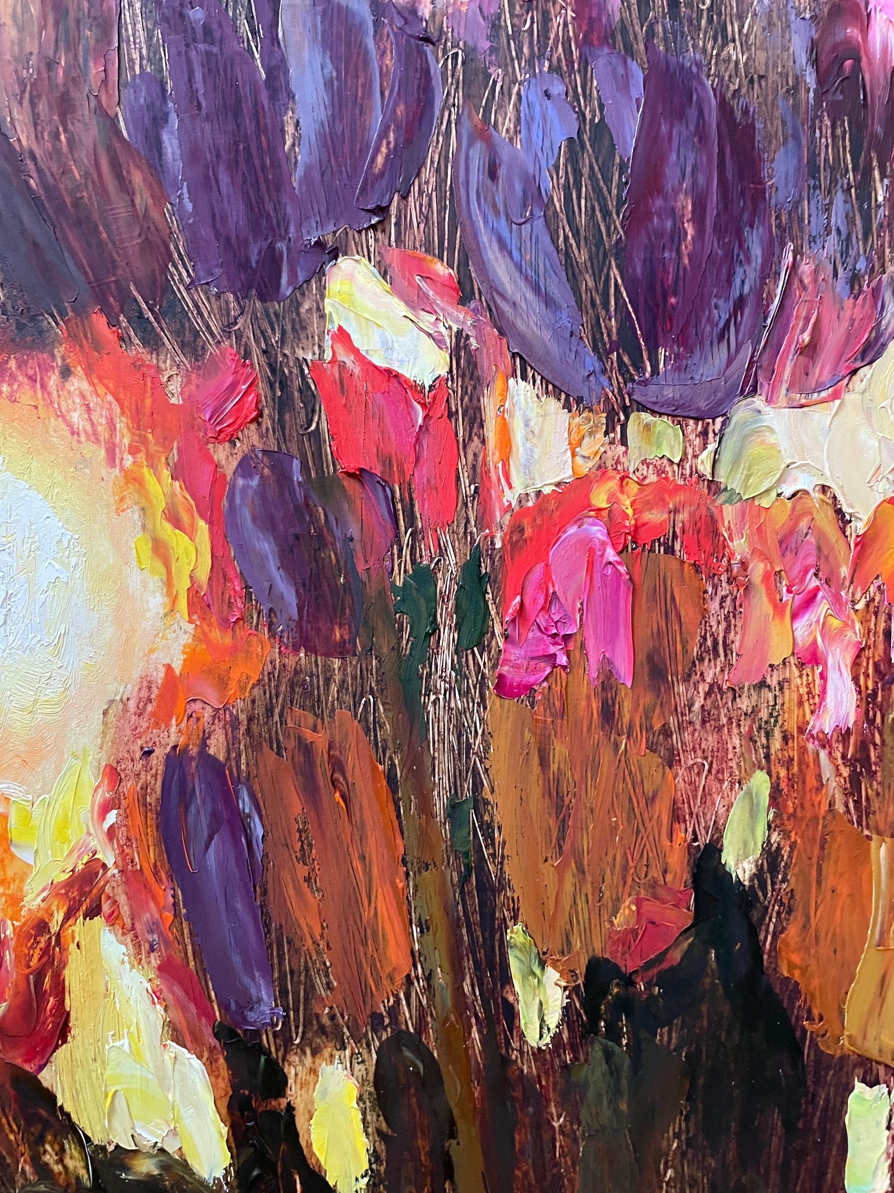 Cette œuvre d'art vibrante capture la chaleur d'un intérieur ensoleillé où les tulipes dominent la scène. De riches teintes de tulipes rouges et violettes jaillissent d'un vase en verre texturé, leurs pétales étant doucement illuminés par un soleil