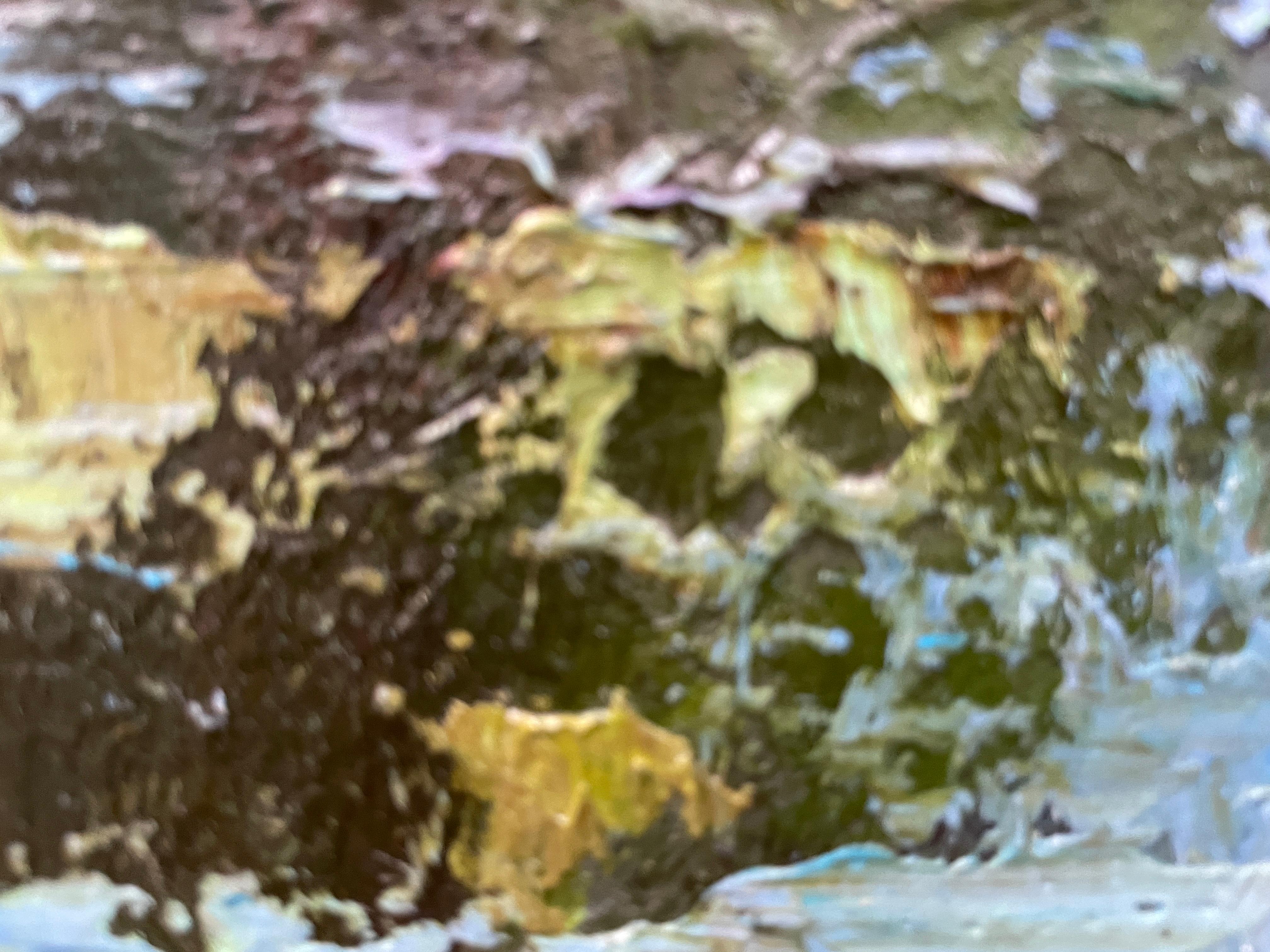 Das von Ihnen beschriebene Gemälde ist ein wunderschön strukturiertes Kunstwerk, das eine ruhige Seeszene einfängt. Im Hintergrund liegt eine charmante Hütte mit blauem Dach inmitten eines dichten Waldes mit hohen, grünen Bäumen, die alle in das