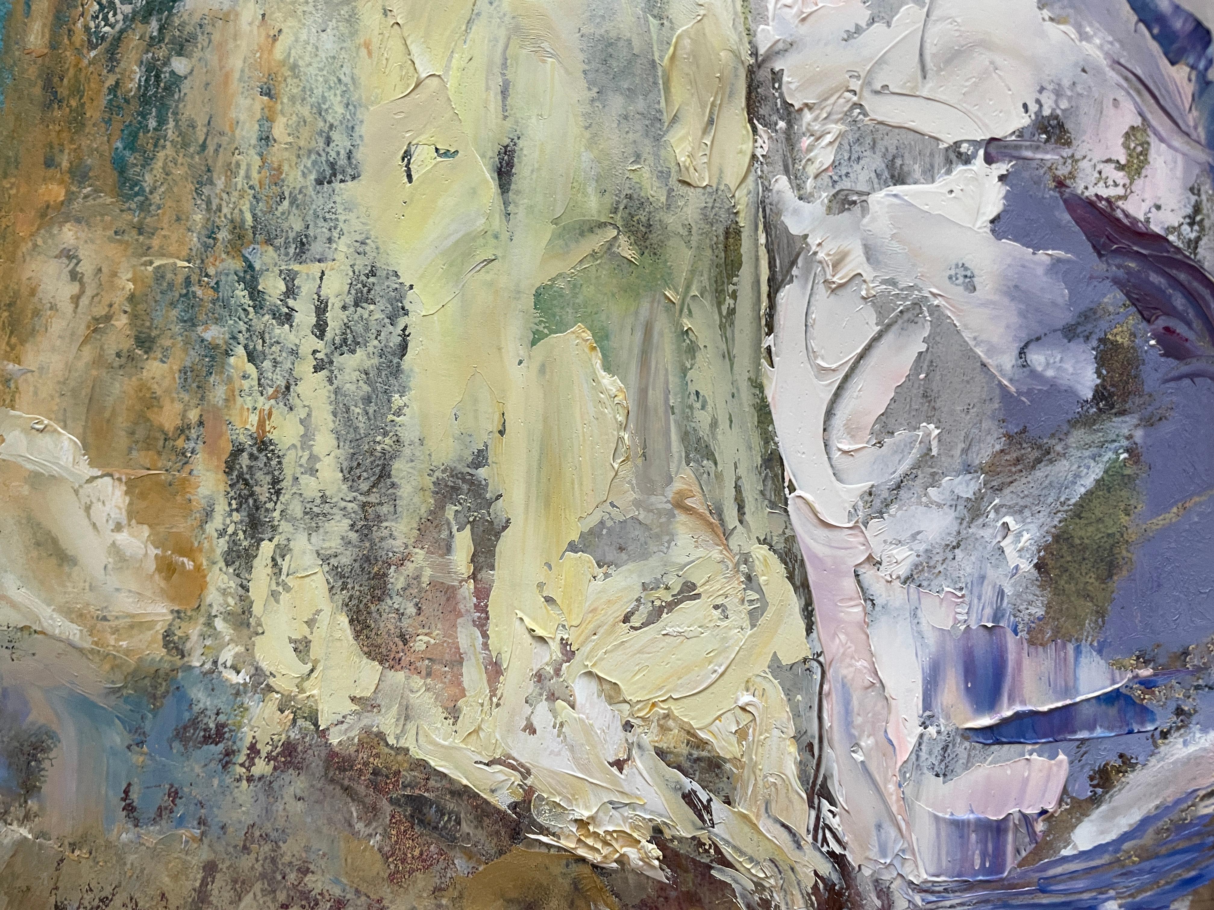 Dieses exquisite Kunstwerk fängt ein junges Mädchen in einem Moment der stillen Kontemplation ein, dargestellt mit einer meisterhaften Verwendung von Textur und Farbe. Sie ist von hinten dargestellt und trägt ein blasses, zart bemaltes Kleid, das