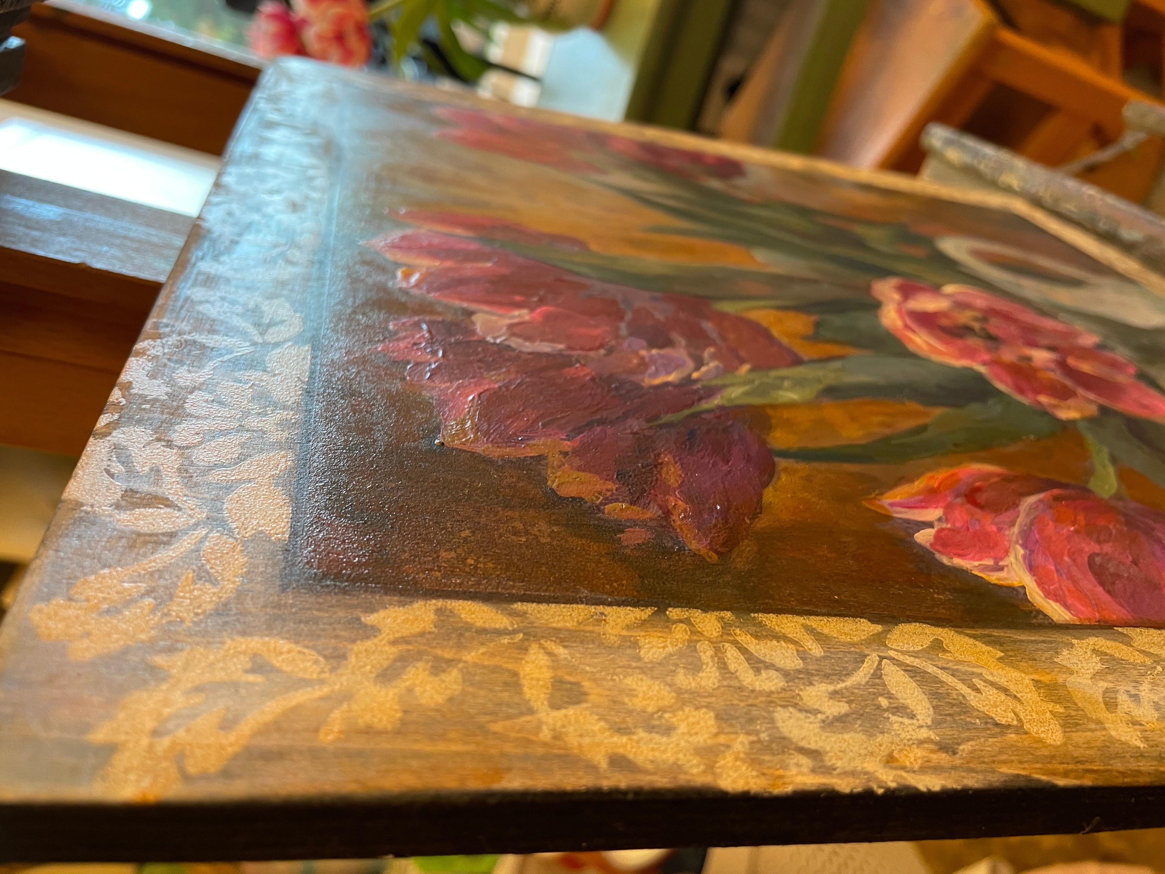 Quest'opera d'arte cattura in modo vivido un bouquet di vivaci tulipani rosa, disposti con eleganza in una classica brocca bianca. I fiori risaltano con le loro ricche tonalità, emanando un'aria di naturale bellezza e grazia. I tulipani, con i loro