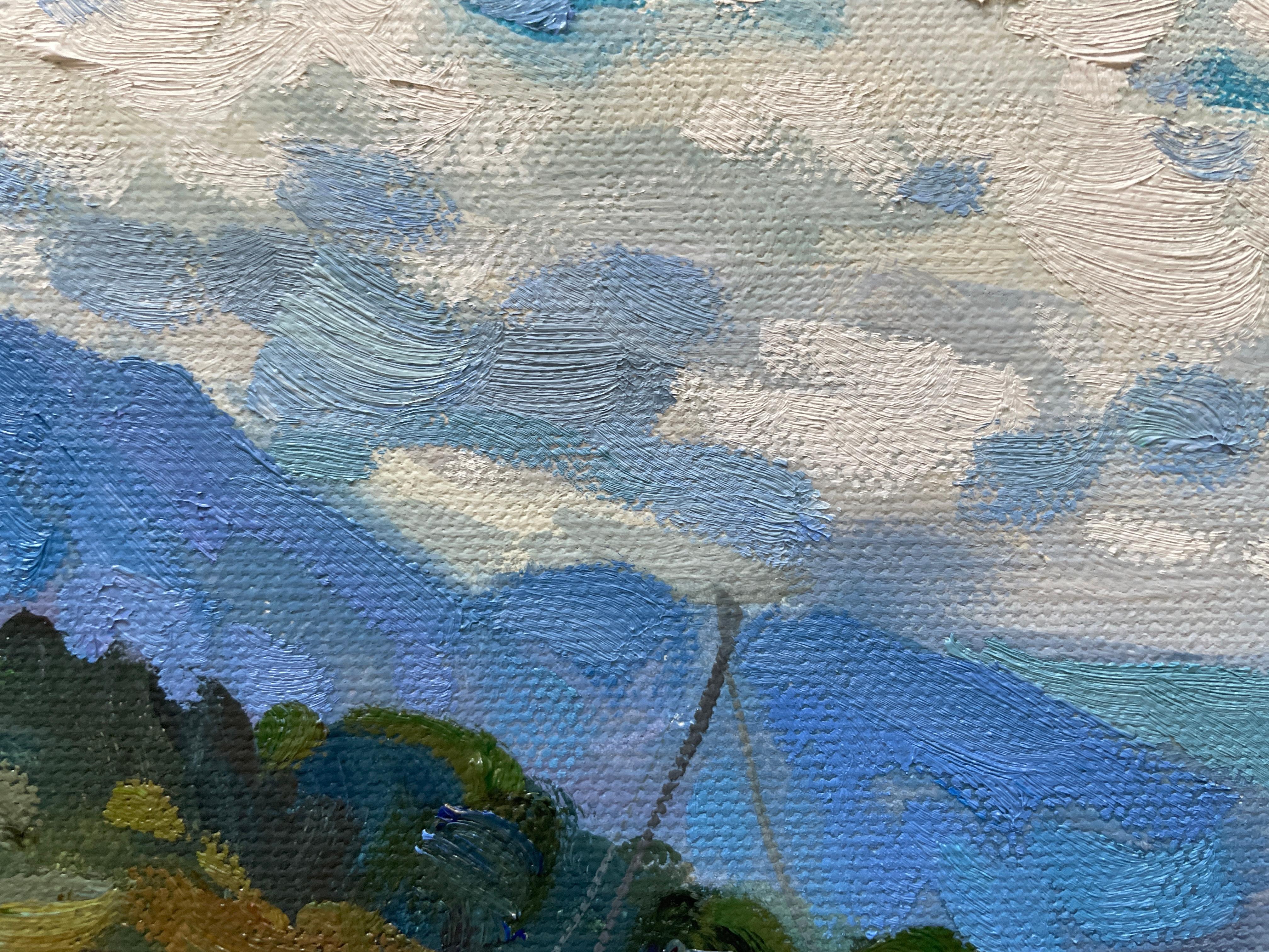 Quest'opera d'arte cattura in modo vivido una serena scena lacustre, dominata da un ricco gioco di colori e texture. In primo piano c'è un piccolo molo con barche ormeggiate in modo sicuro, le cui coperture bianche e blu contrastano con il turchese