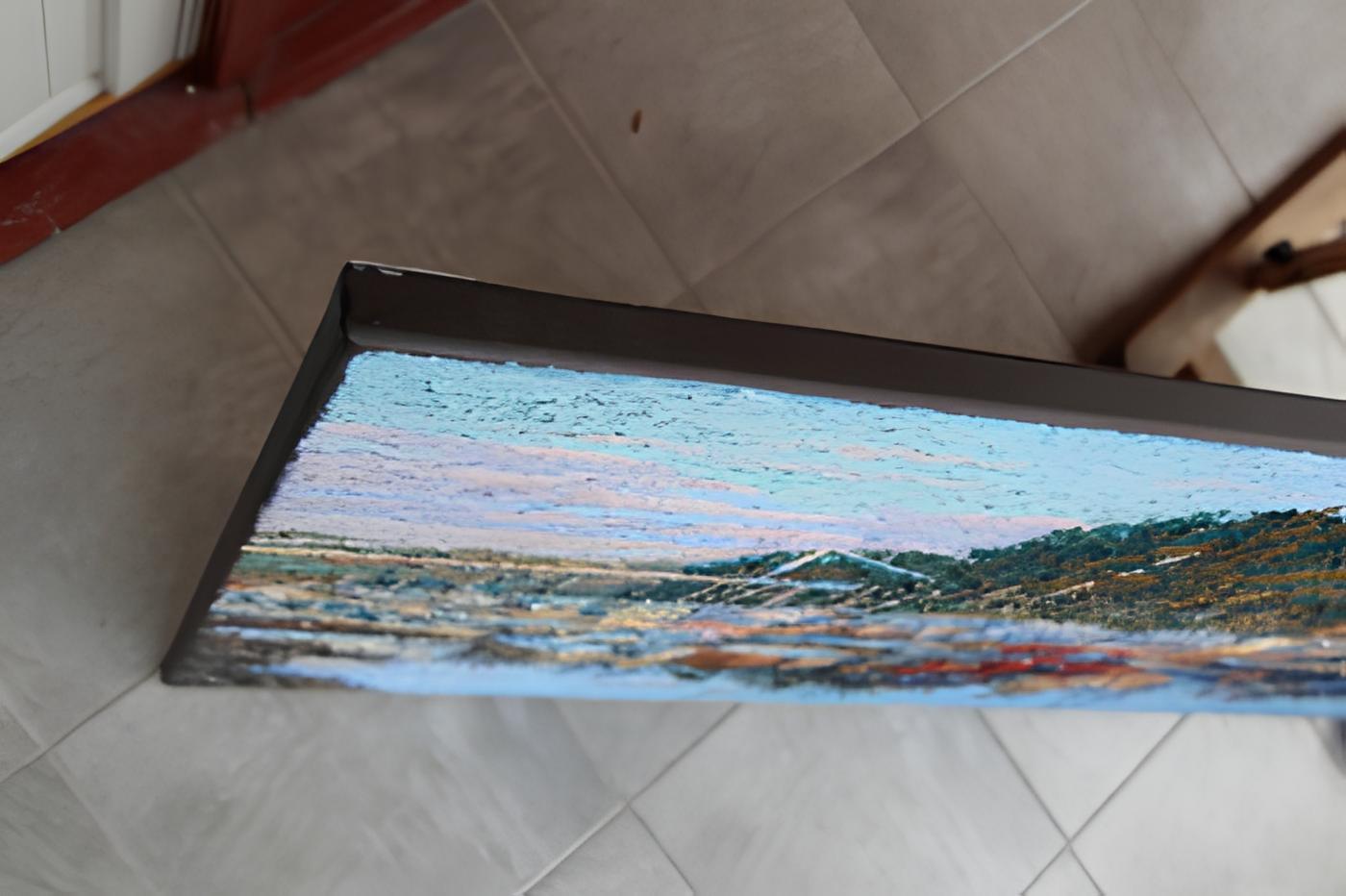 Dans cette peinture à l'huile, j'explore le jeu de la lumière et de la réflexion, capturant l'ambiance sereine d'un port de plaisance baigné par la lueur chaude du coucher de soleil. Les traits texturés transmettent un sentiment de tranquillité tout
