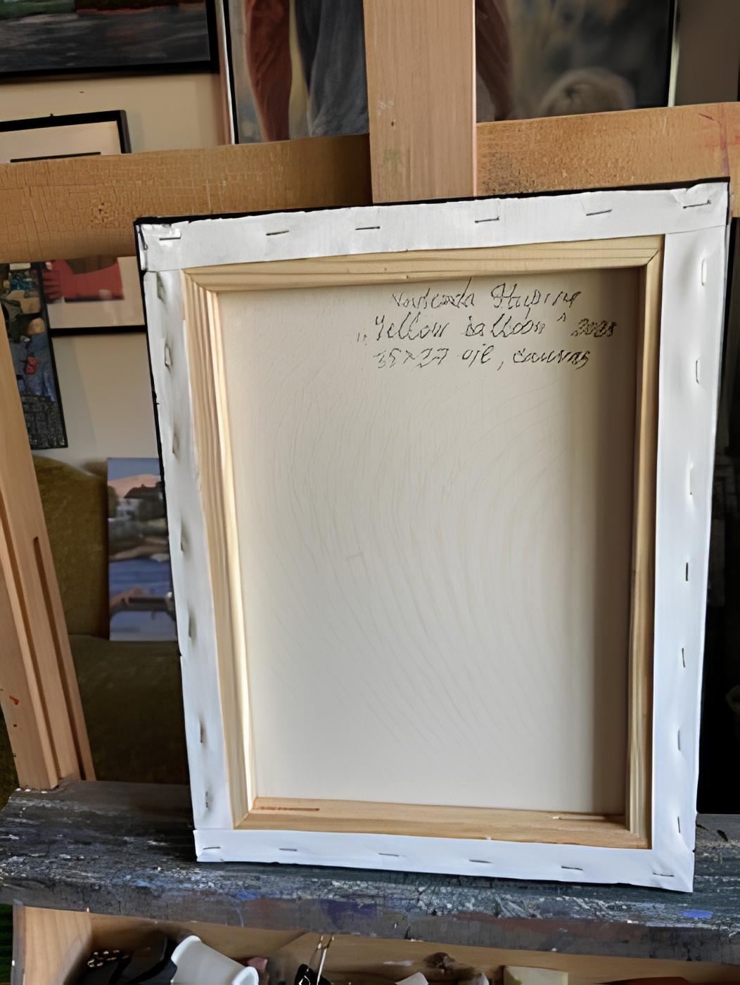„Yellow Balloon“ Original figuratives Gemälde. Kleines vertikales Ölgemälde auf Leinwand – Painting von Nadezda Stupina