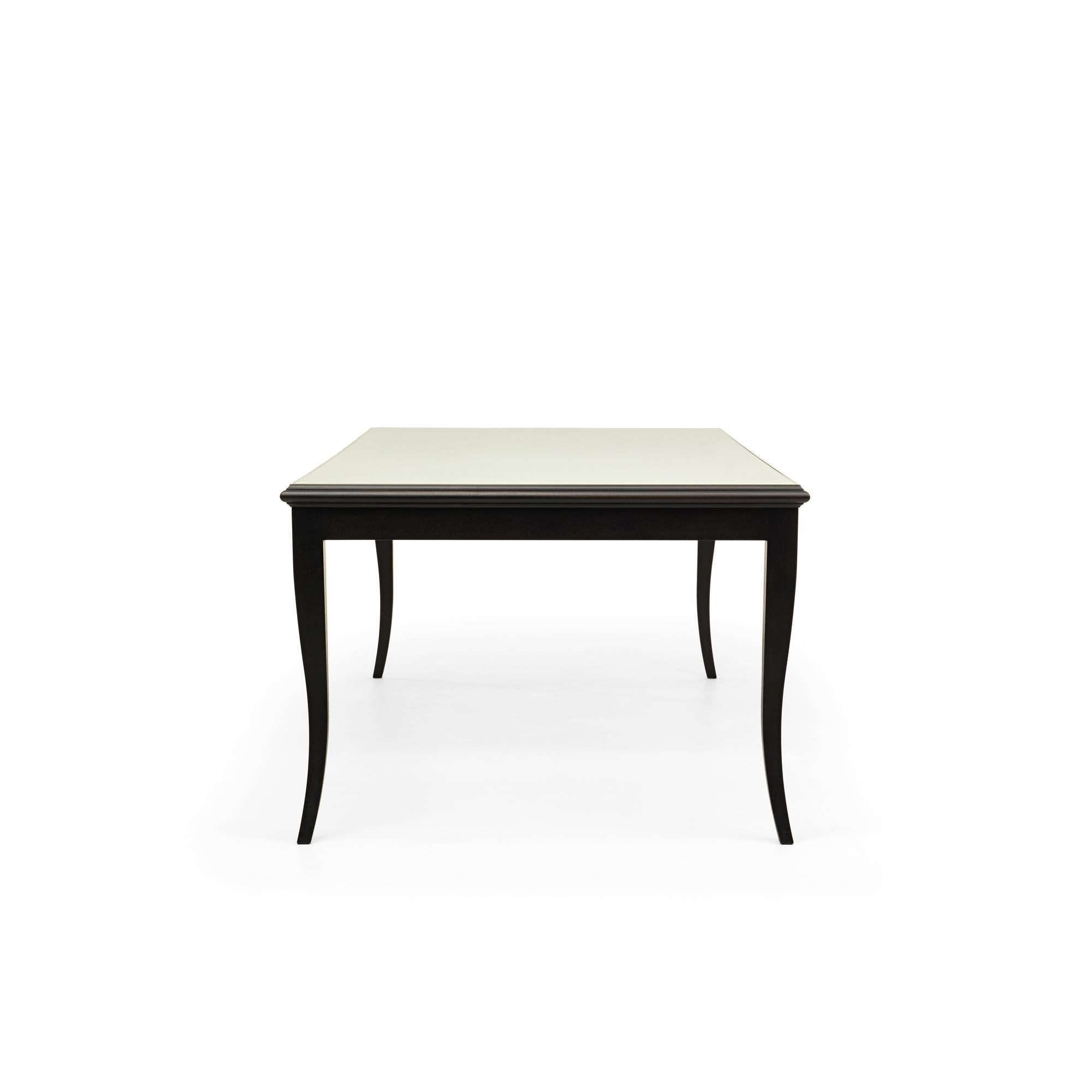 italien Table en bois moderne du 21e siècle avec cadre sculpté et plateau en verre en vente
