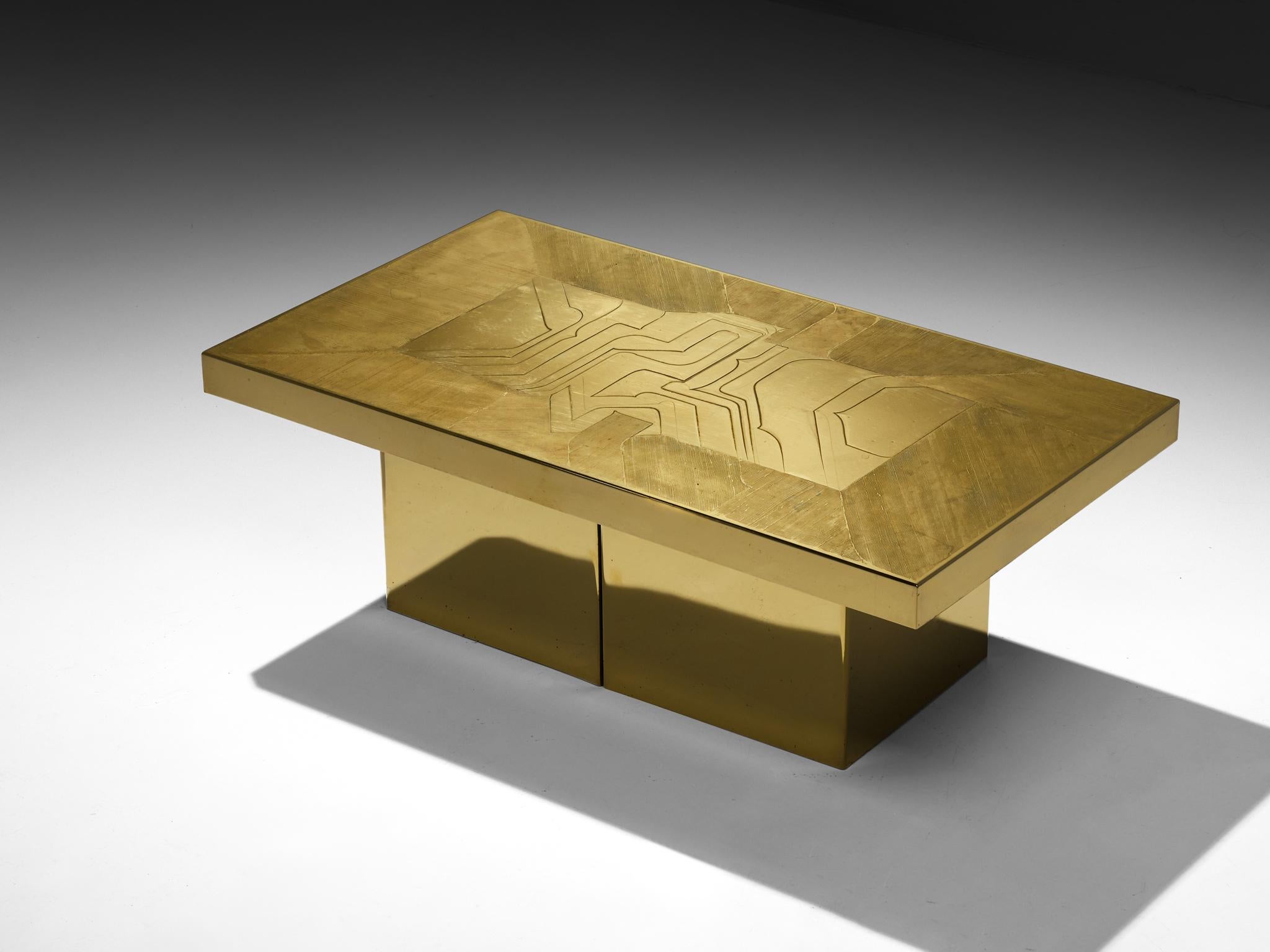 Nadie Jenatzy, mesa de centro, latón grabado, latón, Bélgica, años 80

Esta refinada mesa de centro de latón está en el límite entre la escultura y el diseño funcional. El tablero muestra un intrincado entramado de motivos abstractos, rodeados de