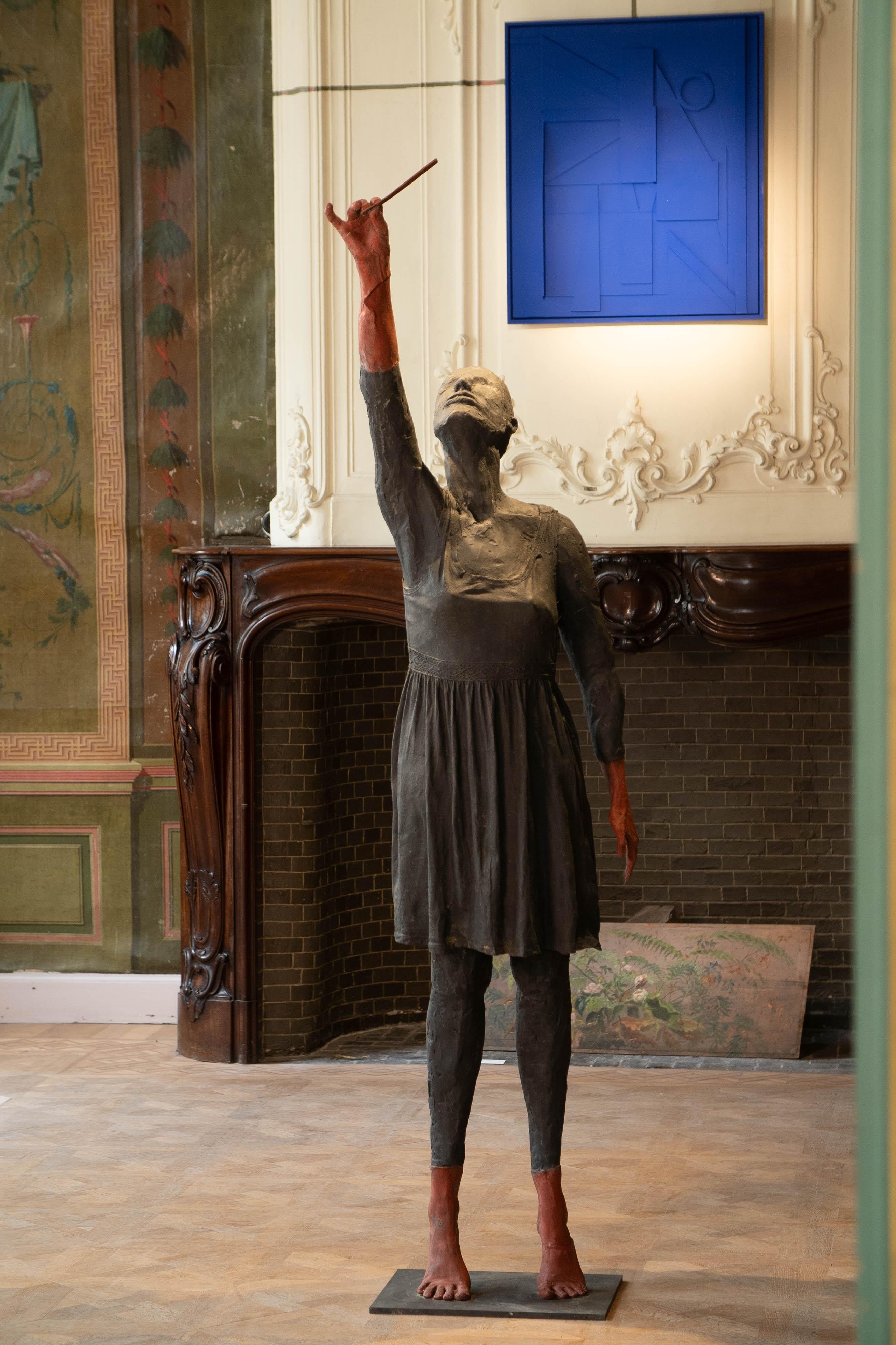 Statue en bronze, grandeur nature, d'une femme debout, appelée "Main droite rouge".