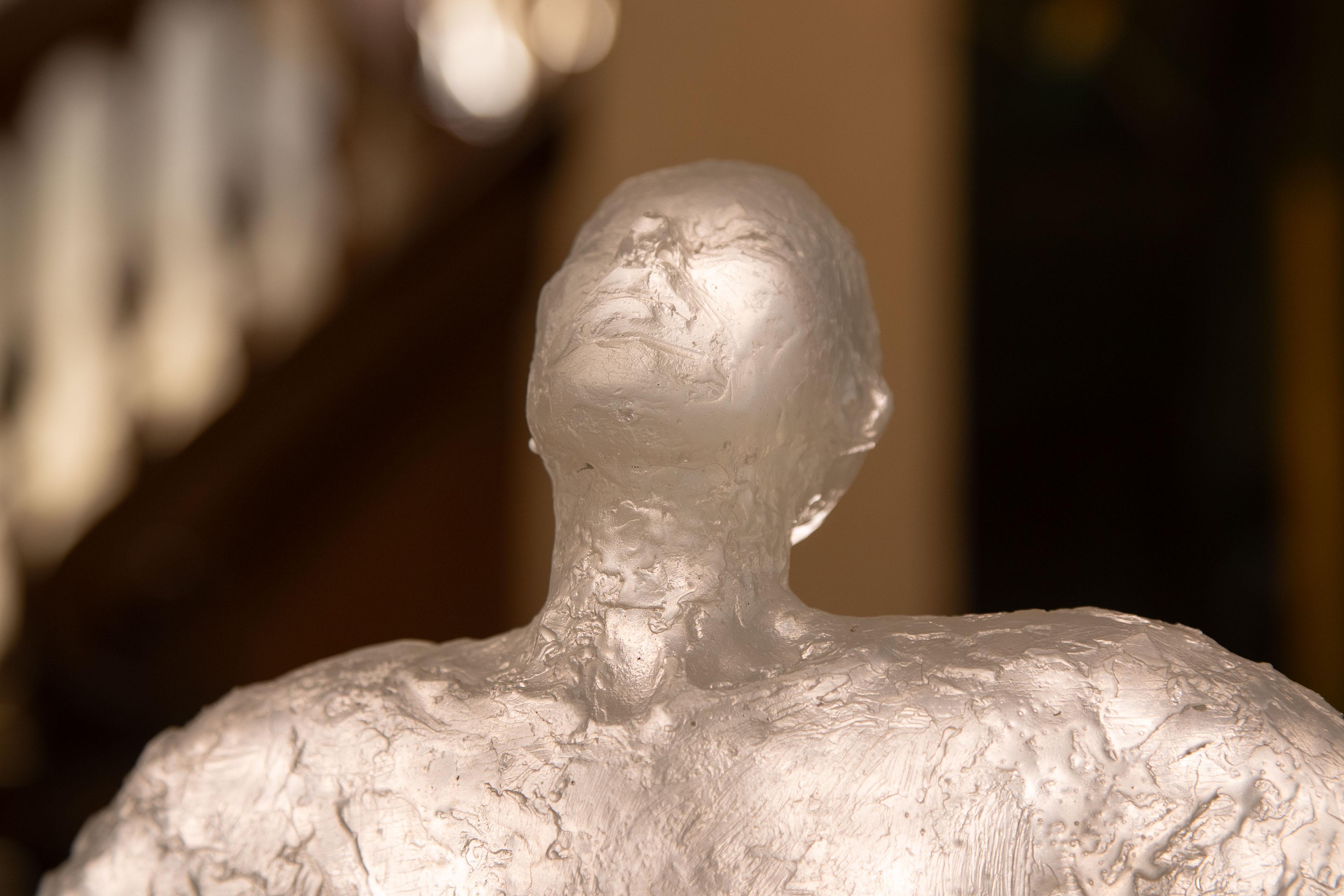 Scultura in vetro di una donna con le ali