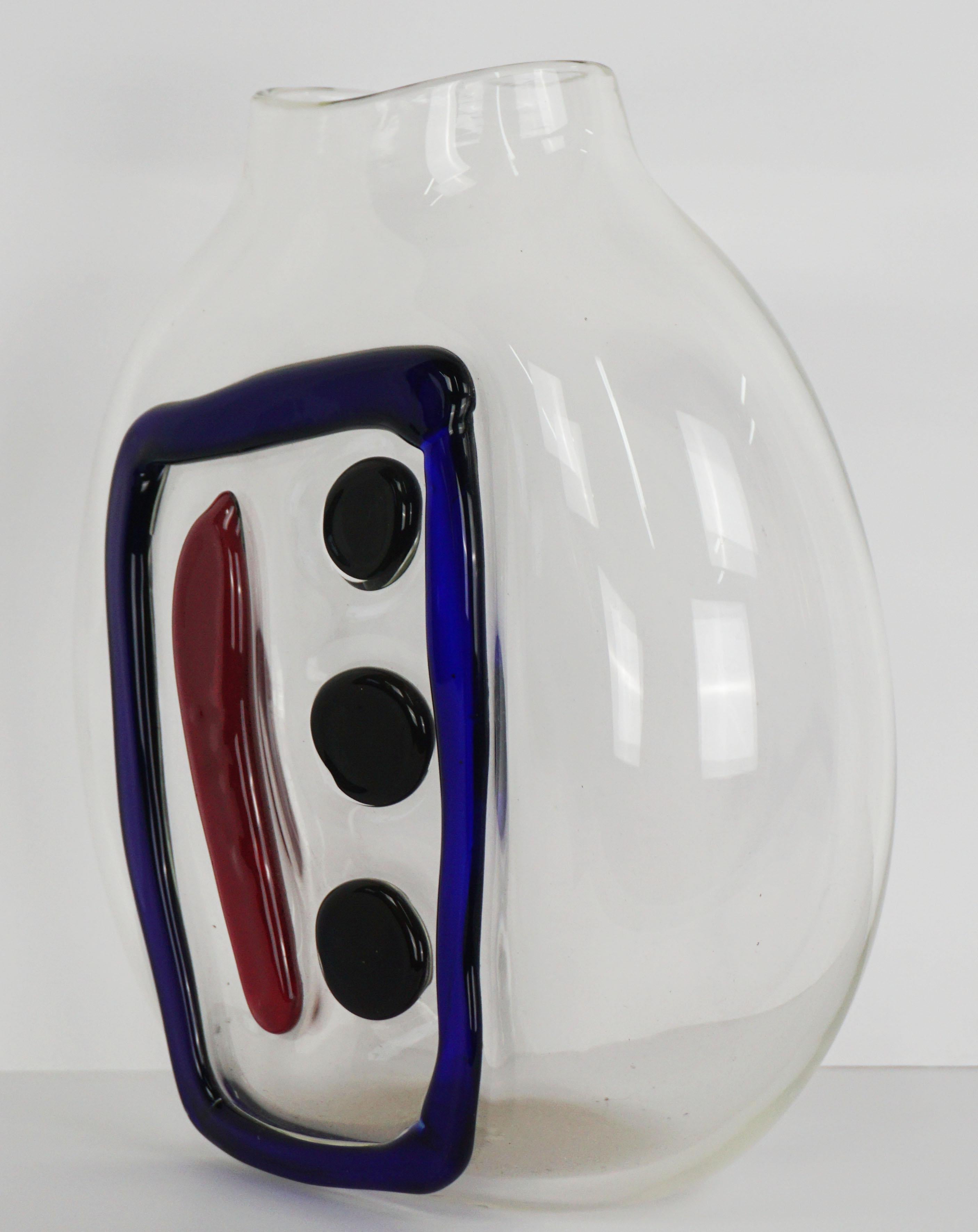 Vase en verre soufflé transparent merveilleusement moderne avec un tiret en boîte et trois points par Nadine Saylor (américaine, 20e siècle), 2004. Signé et daté en bas. État : excellent. Mesure 10,5 