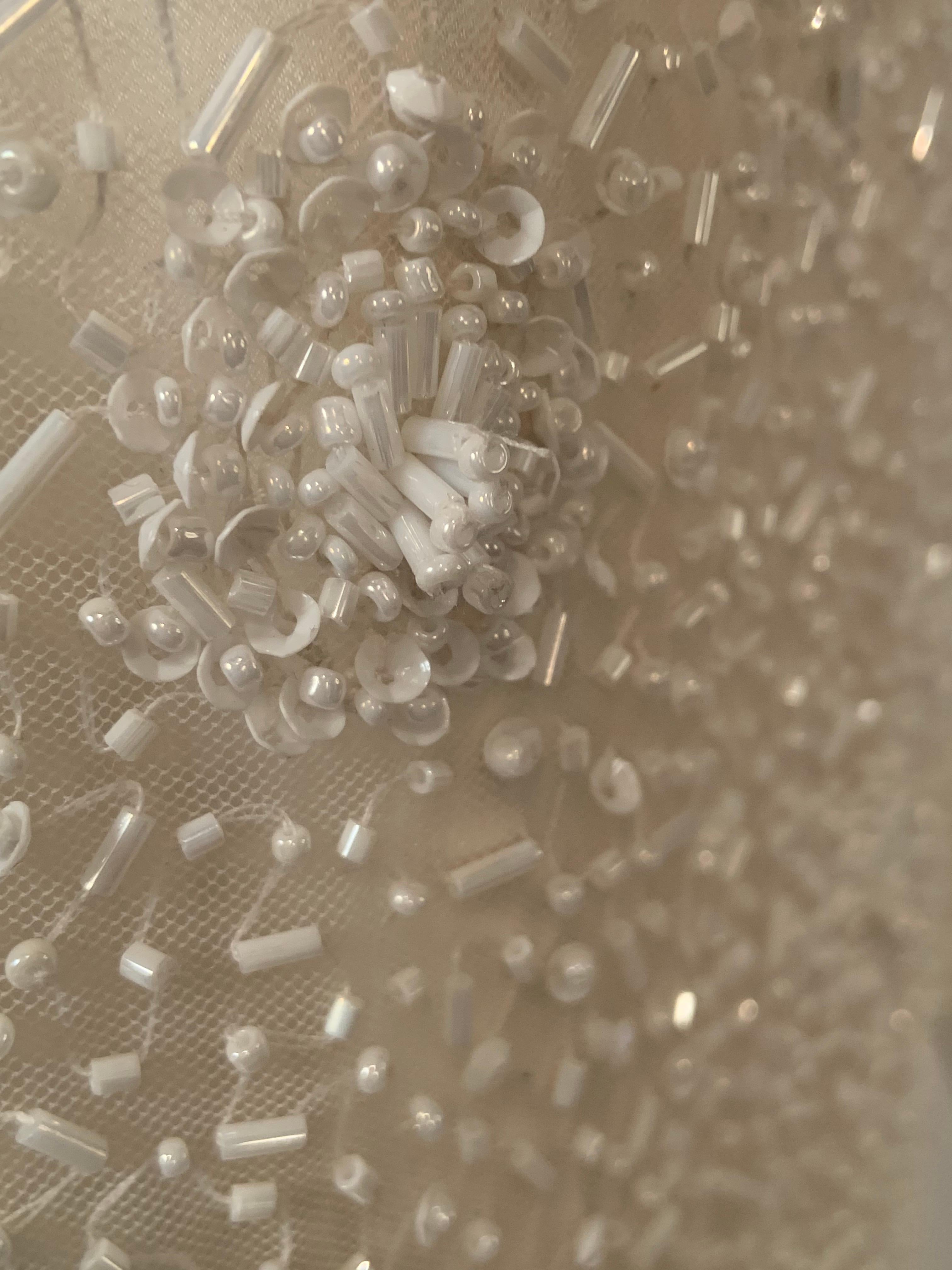 Naeem Khan - Robe de soirée en tulle blanc perlé avec dos drapé en vente 8