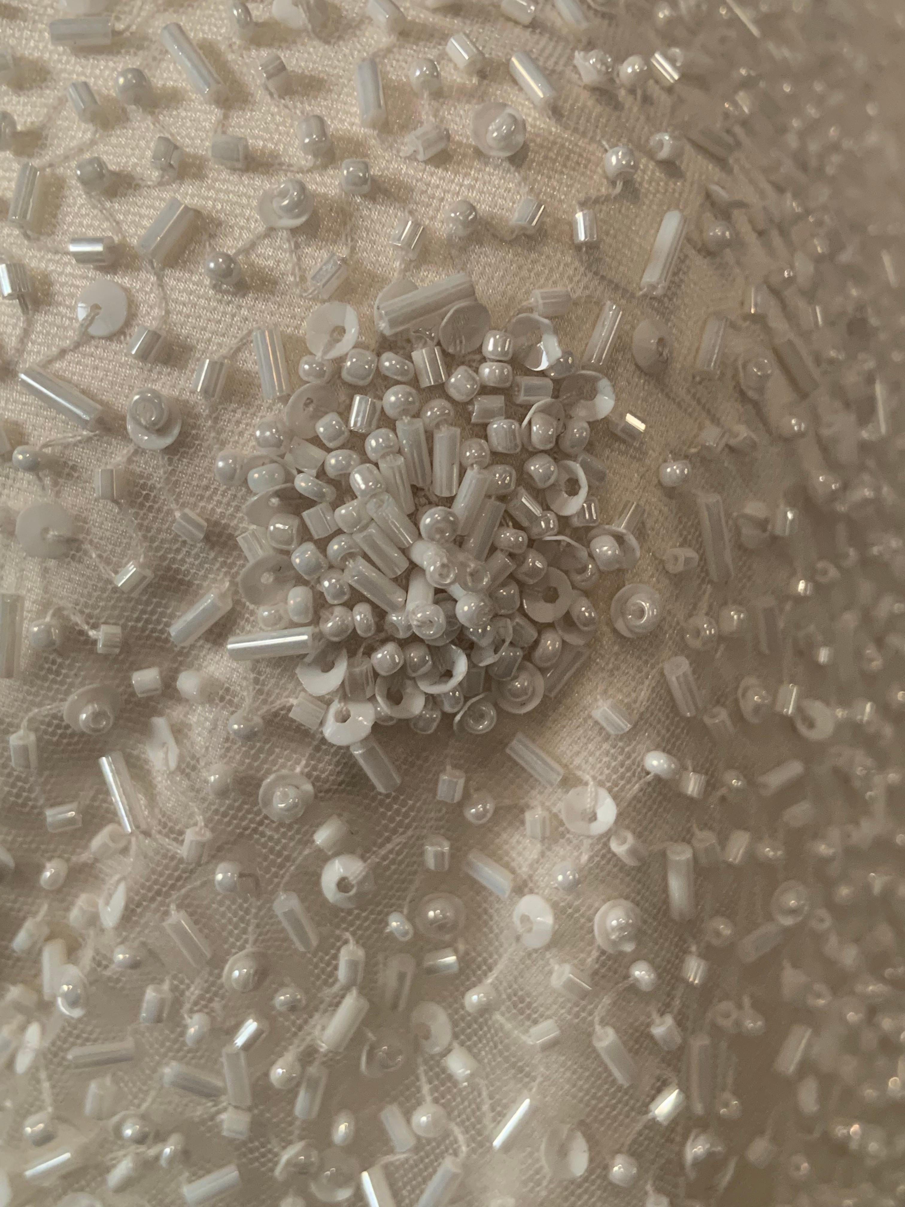 Naeem Khan - Robe de soirée en tulle blanc perlé avec dos drapé en vente 9