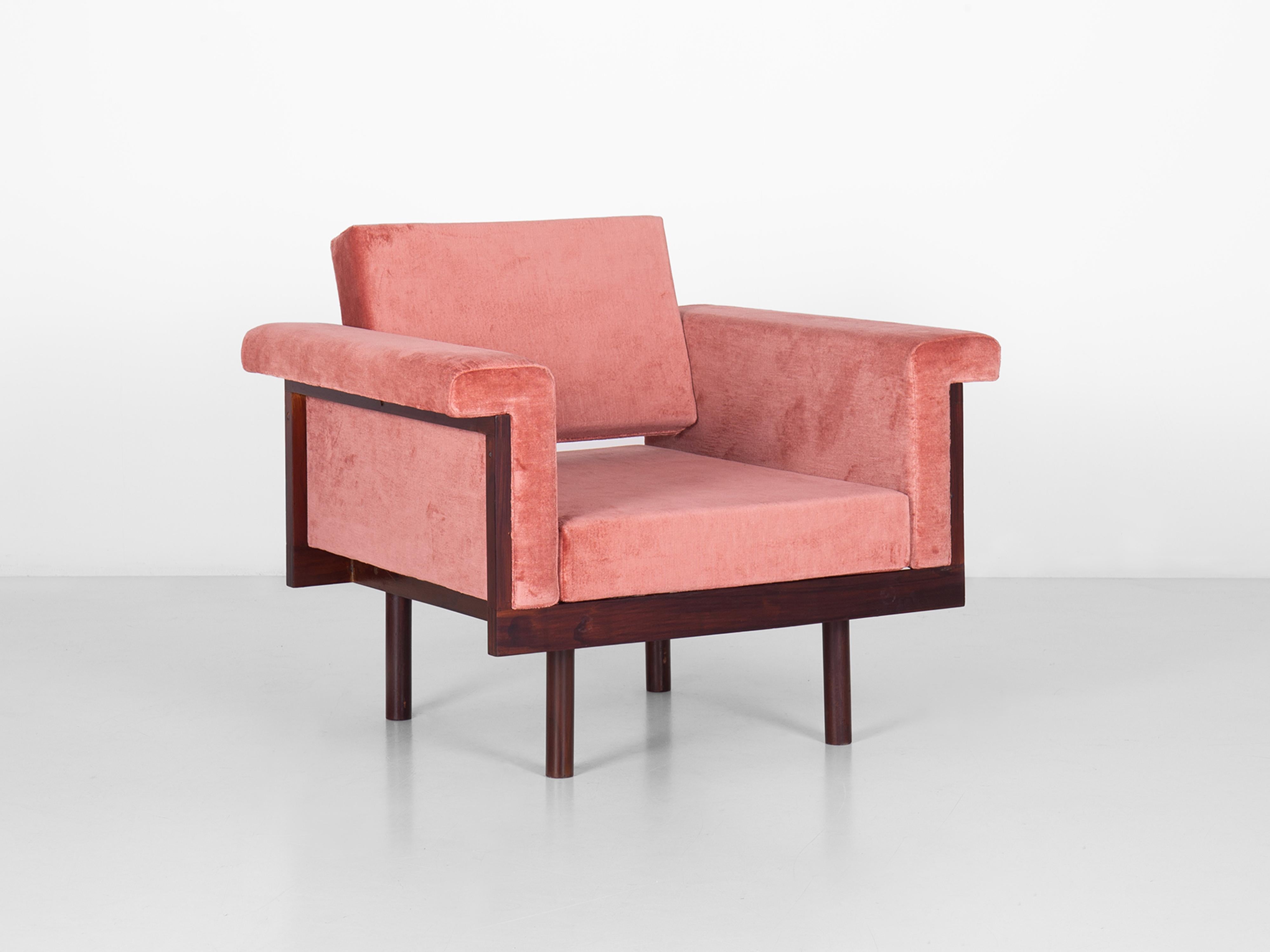 El sillón Naeko, diseñado por el arquitecto japonés Kazuhide Takahama, data de la primera producción de Gavina. Estructura de madera de cerezo, recientemente tapizada en terciopelo de lino.

Ésta es la versión en madera de un proyecto desarrollado