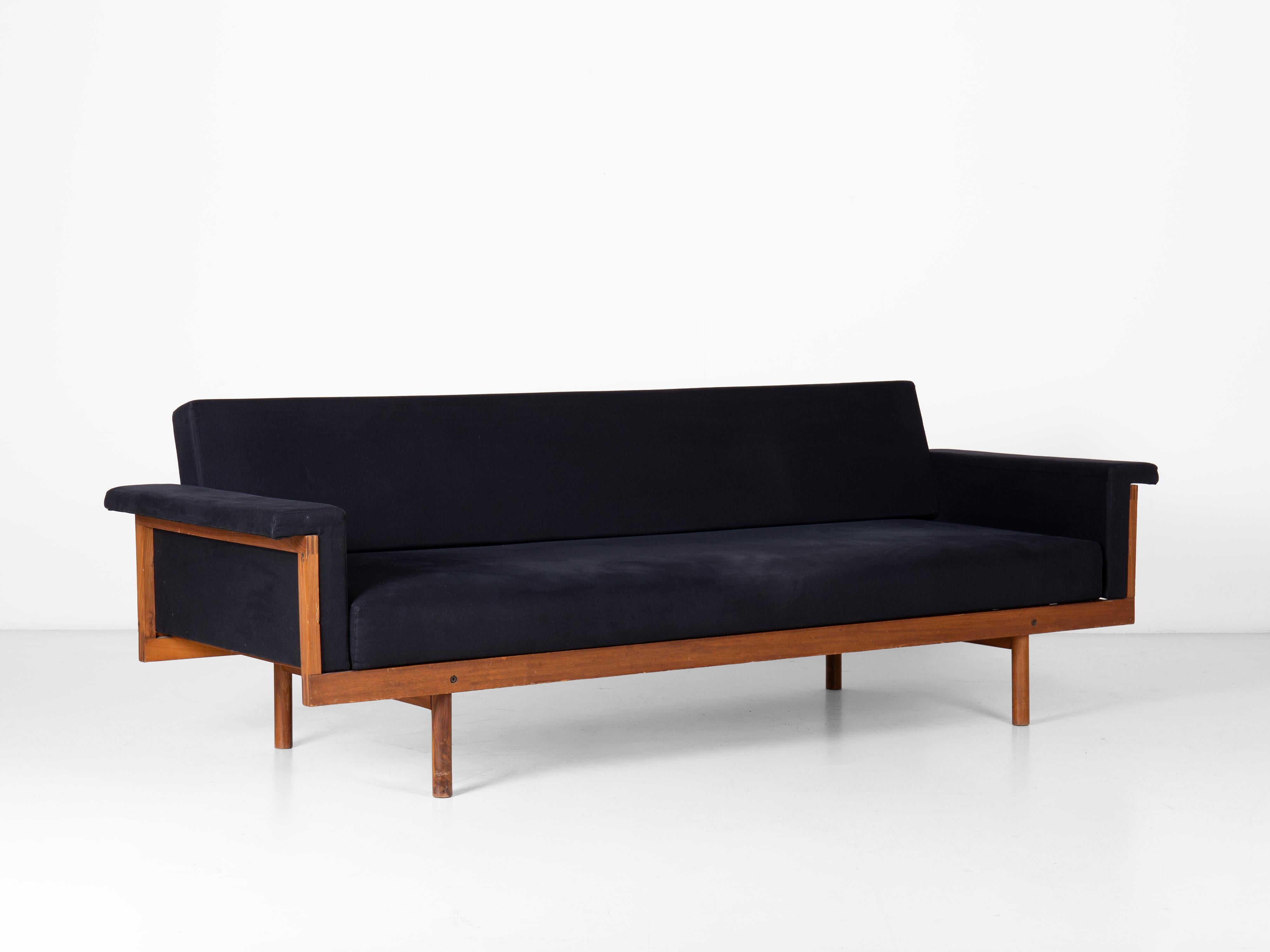 Sofá Naeko diseñado por Kazuhide Takahama que se remonta a la primera producción de Gavina. Estructura de madera de cerezo, tapicería original.

El proyecto de Naeko se desarrolló cuando Kazuhide Takahama estuvo en Italia para montar el pabellón