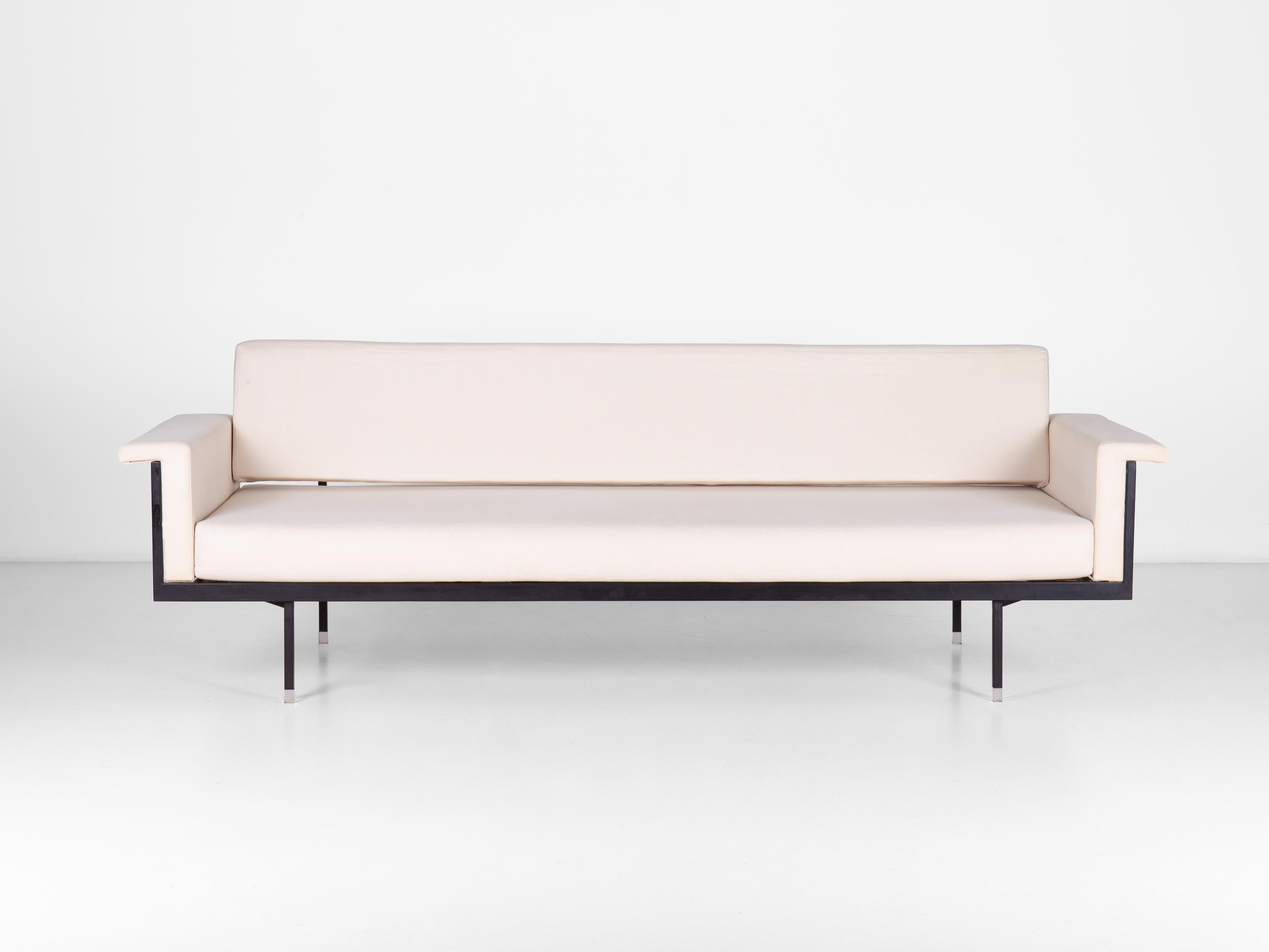 Canapé Naeko (lit de jour) de Kazuhide Takahama, premier modèle fabriqué par Gavina. Structure portante en métal, padding en mousse de polyuréthane, rembourrage original, lattes en bois légèrement élastiques, embouts de pieds en fibre de verre