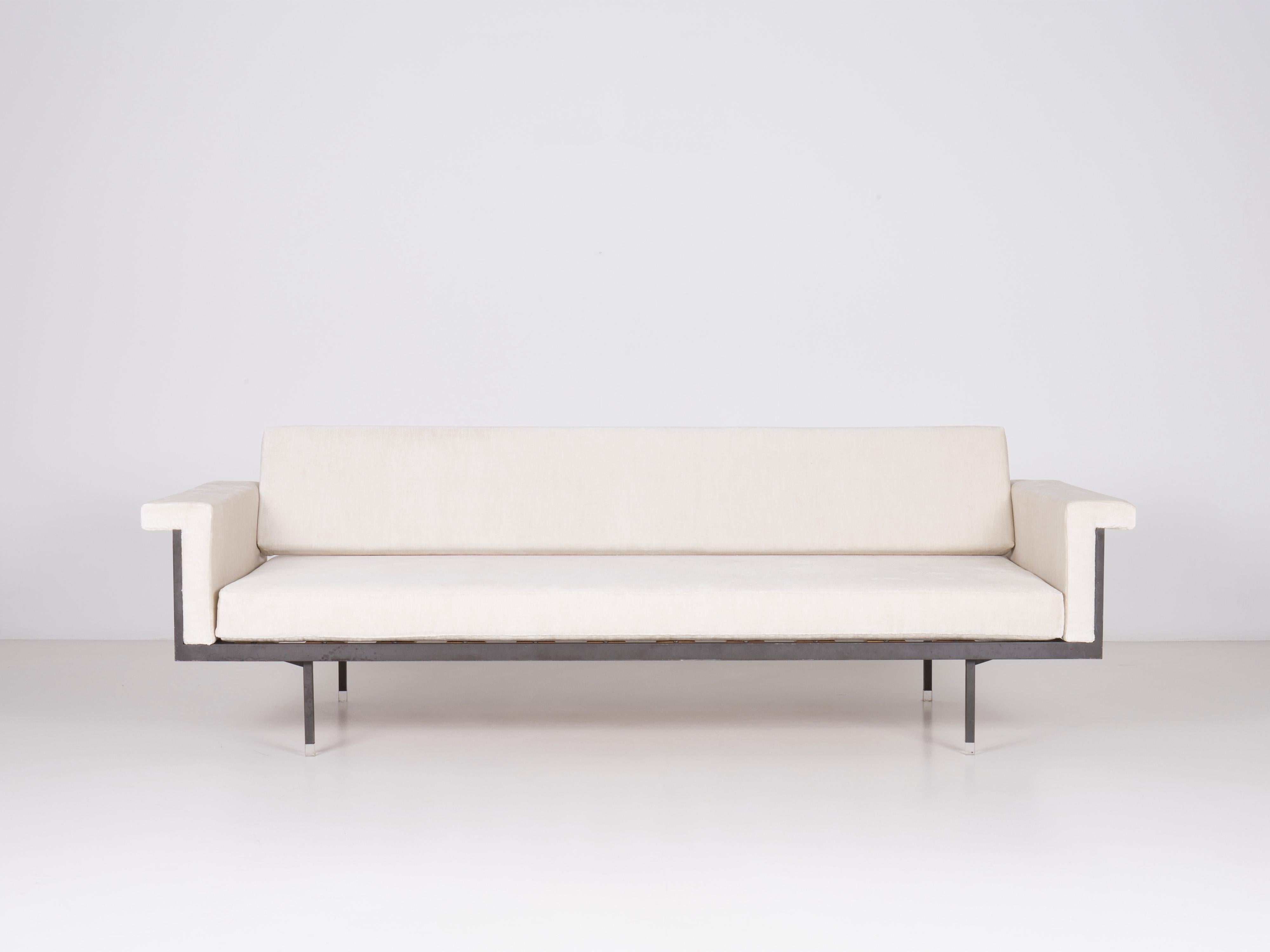 Naeko-Sofa (Tagesbett) von Kazuhide Takahama, erstes von Gavina hergestelltes Modell, kürzlich mit Leinen-Samt bezogen. Zwei Stück verfügbar. Gestell aus Metall, Polsterung aus Polyurethanschaum, leicht elastische Holzlatten, transparente