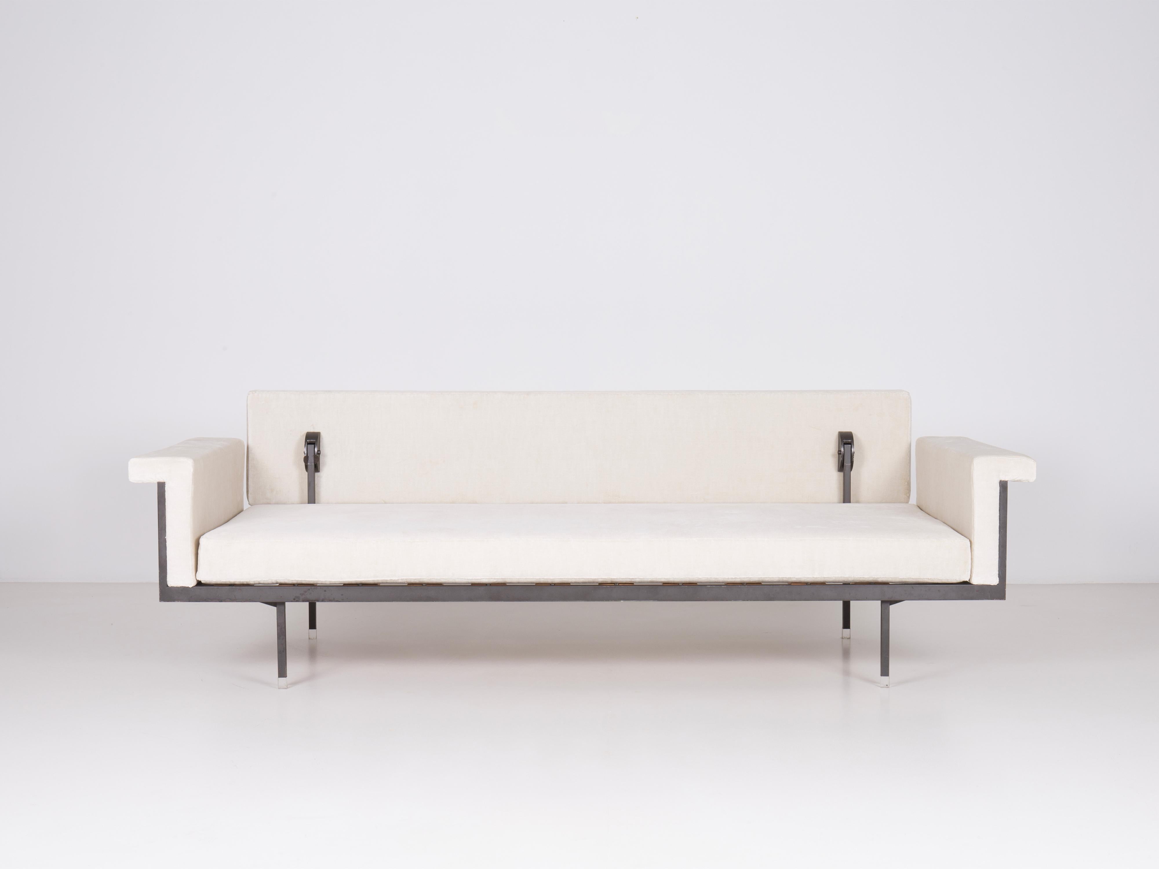 Mid-Century Modern Naeko Sofa (Daily Bed) by Kazuhide Takahama produced by Gavina Spa in 1957 For Sale