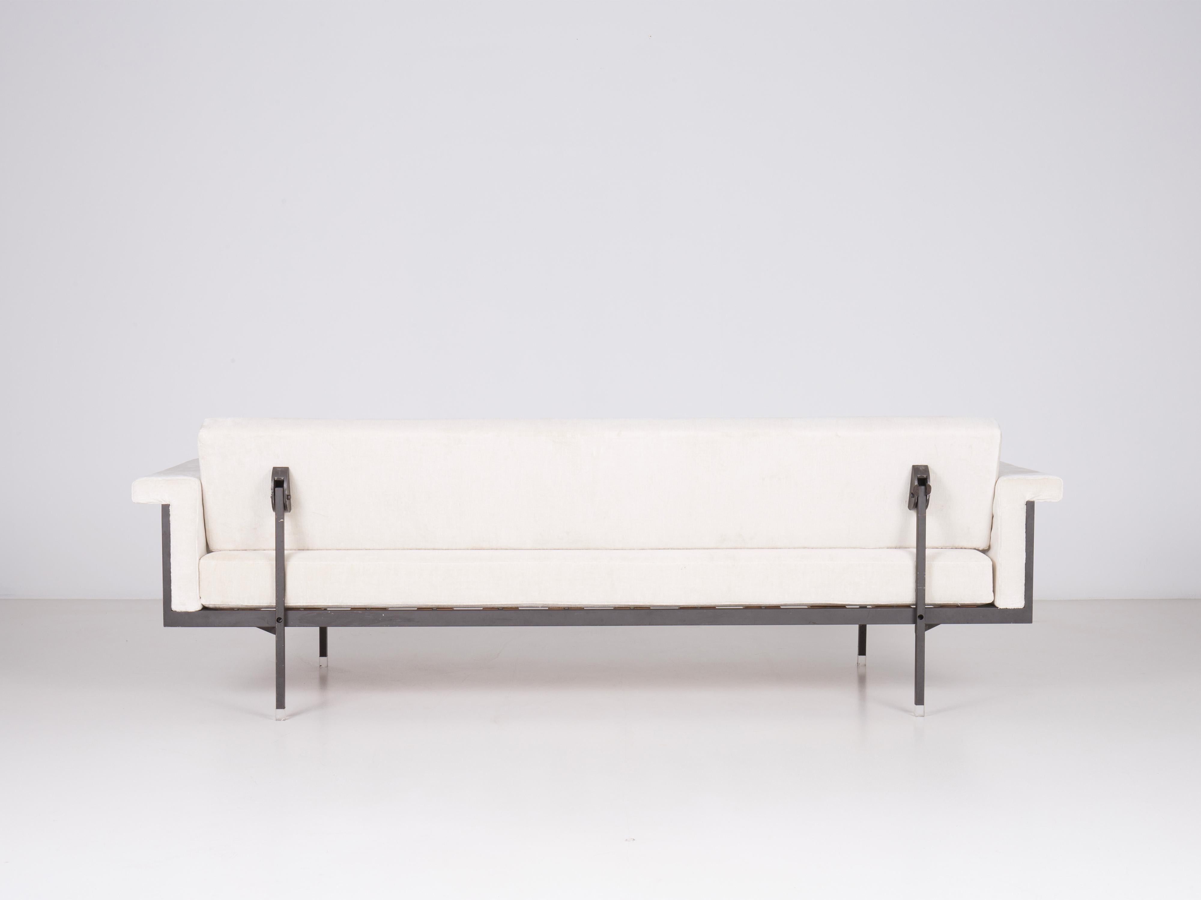 Naeko Sofa (Daily Bed) by Kazuhide Takahama produced by Gavina Spa in 1957 In Good Condition For Sale In Ozzano Dell'emilia, IT