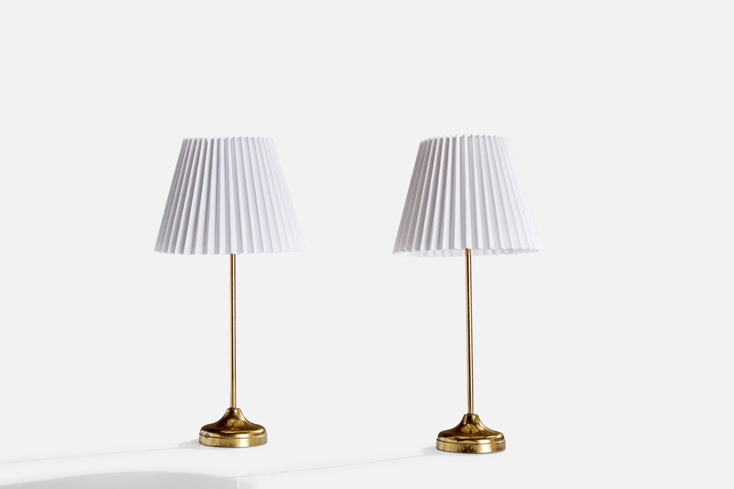 Paire de lampes de table en laiton et papier blanc, conçues et produites en Suède, C.C. 1960.

Dimensions de la lampe (pouces) : 15.25