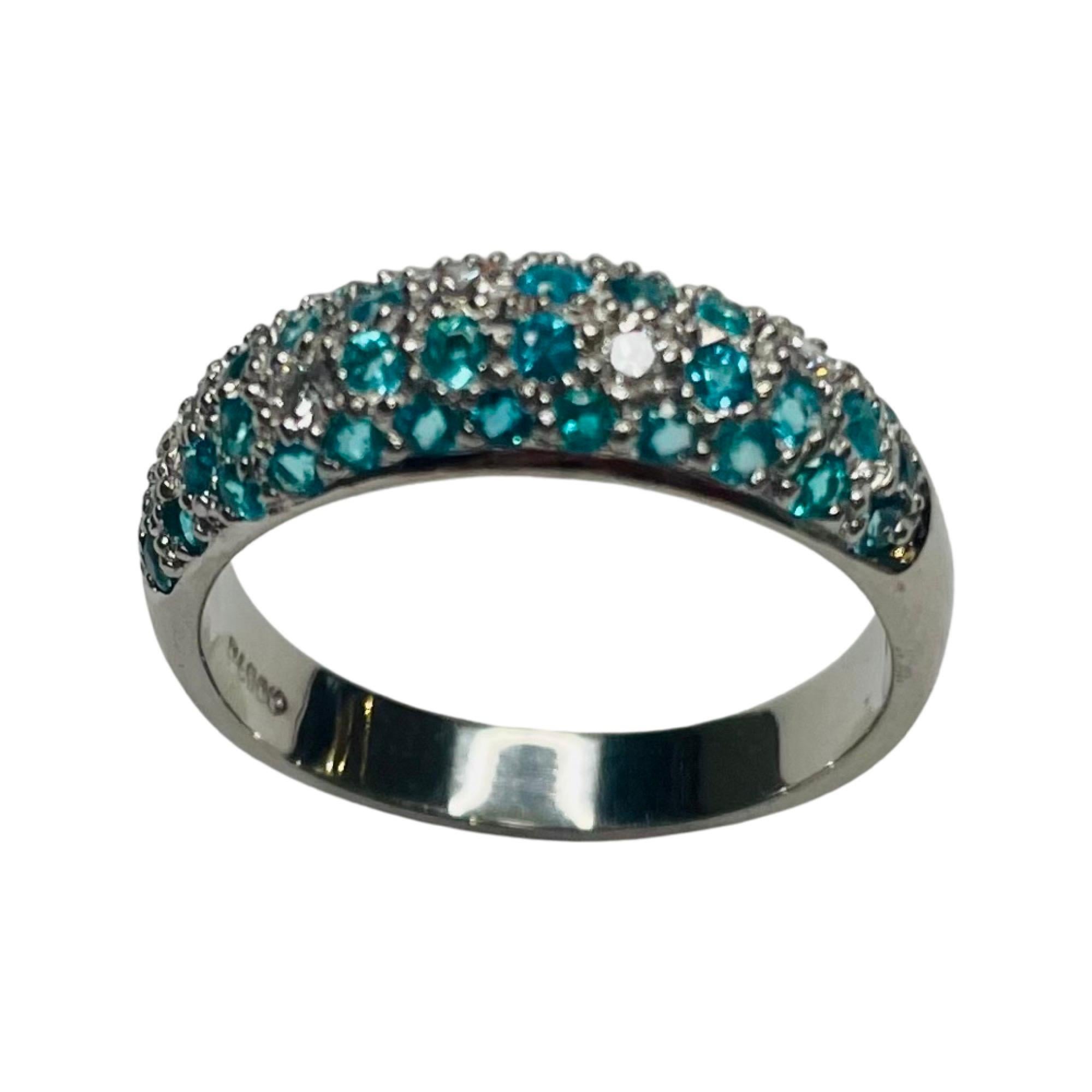 Nafco Platin Paraiba Turmalin Ring. Dieser Ring ist mit 24 natürlichen Paraiba-Turmalin-Perlen besetzt. Der Paraiba-Turmalin hat ein Gesamtgewicht von 1,02 Karat. Es gibt 5 voll geschliffene runde Brillanten von VS Reinheit und G Farbe mit einem