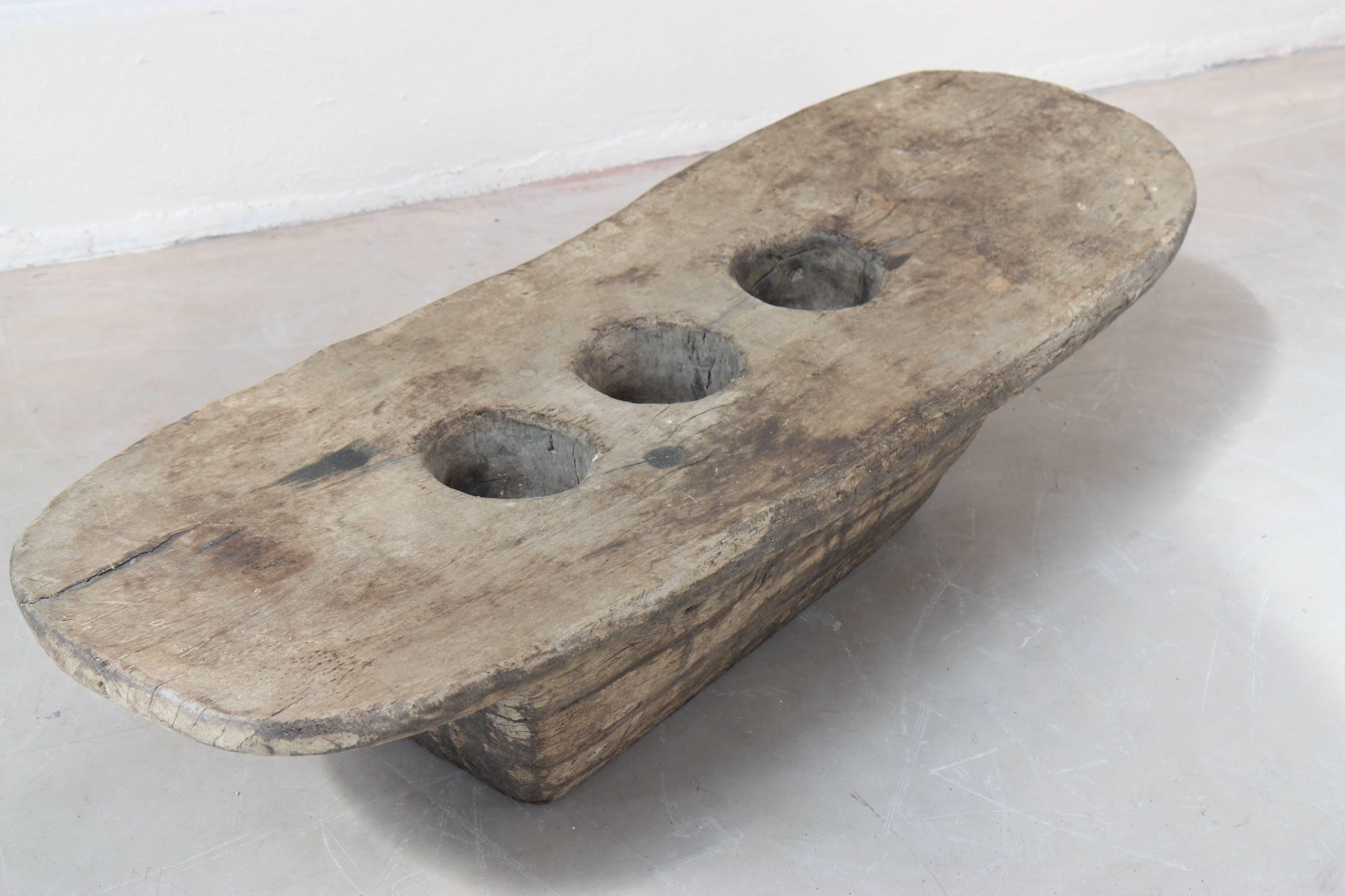 In long oval shape teak with three holes on the tray.
Period: 20th century
Provenance: North East India.