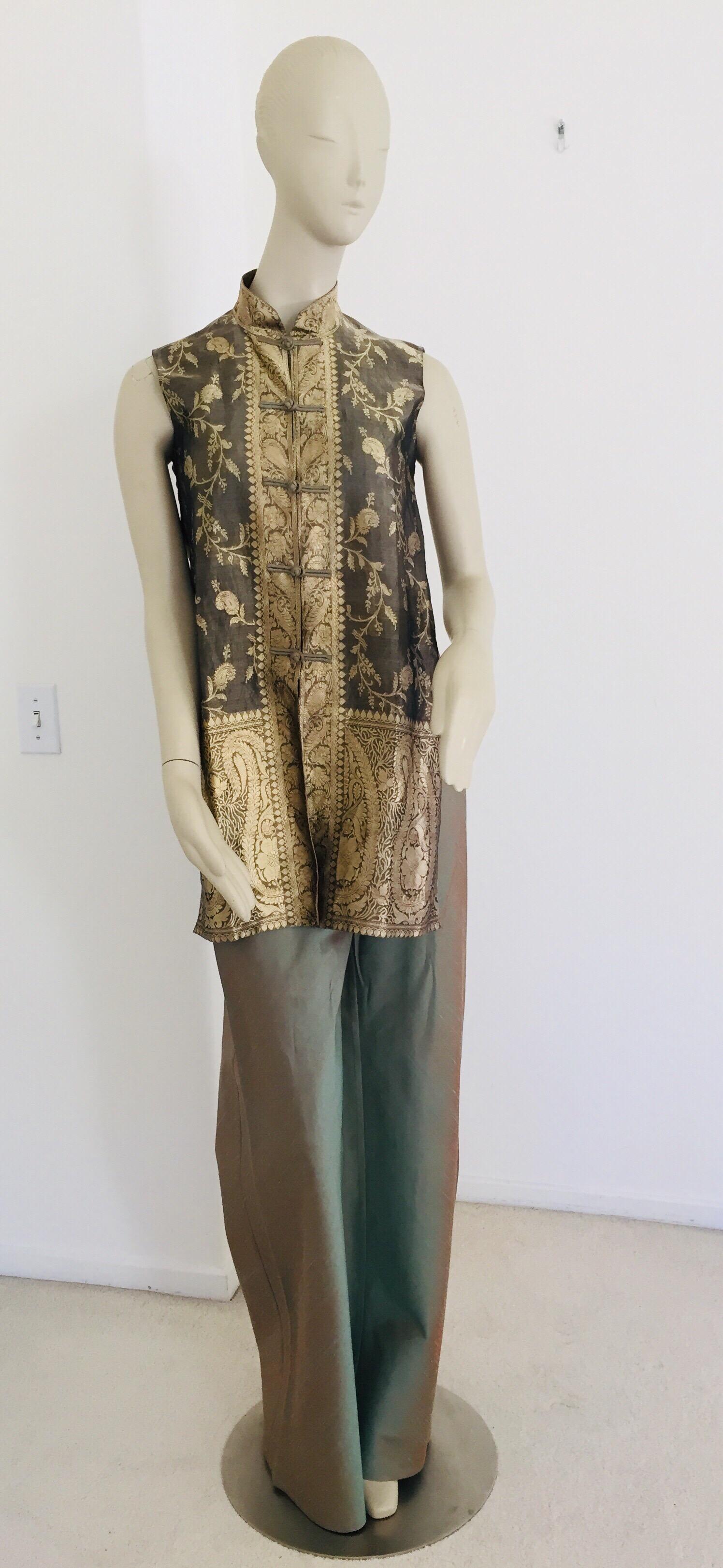 Nagara Couture for Jim Thompson 2 pieces 100 % silk pants and top,
Vintage Nagara by Jim Thompson silk shirt and pants with wide legs.
Perfect condition and the color is an iridescent green.
I really like the look on this Thai.
Made in