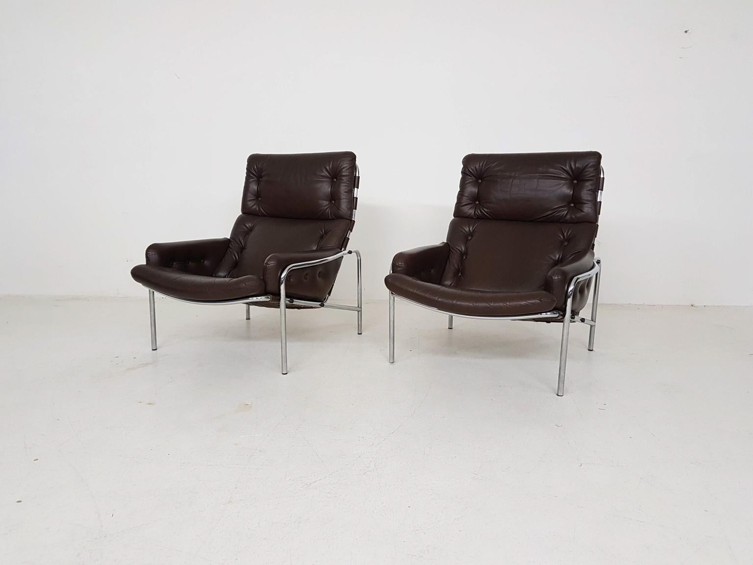 We currently have 1 (one) chair available. On sale!

Brown leather lounge chair by Martin Visser for ’t Spectrum model Sz09 “Nagoya”, made and designed in The Netherlands in 1969.

Visser designed this lounge chair in 1969 when he was working for
