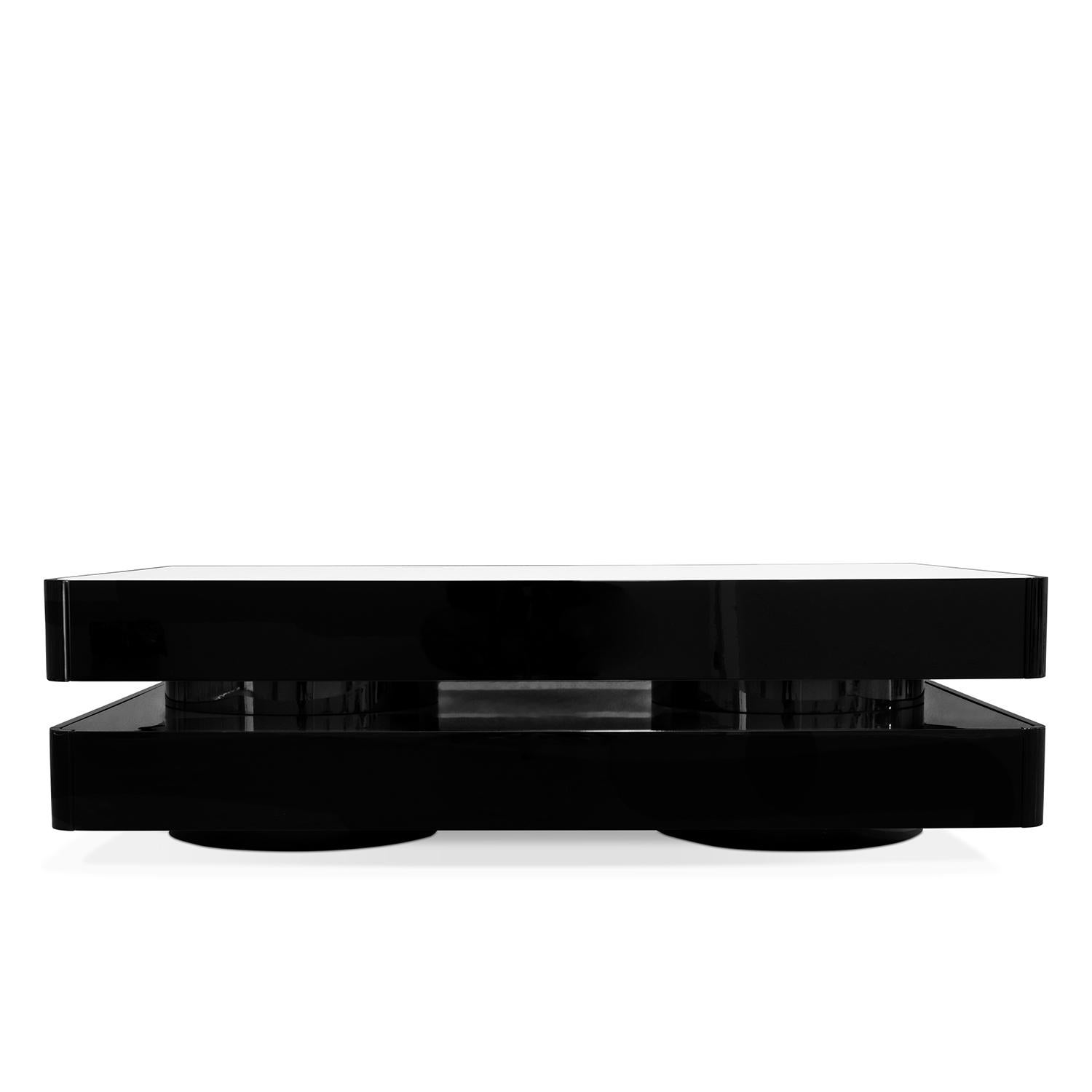Mesa de centro Nagoya con estructura de madera maciza de fresno,
con tapa chapada en fresno con pintura blanca transparente y
Cuerpo de madera de fresno en acabado lacado negro. Incluye 4
cajones, 2 cajones en cada lado más pequeños, con
