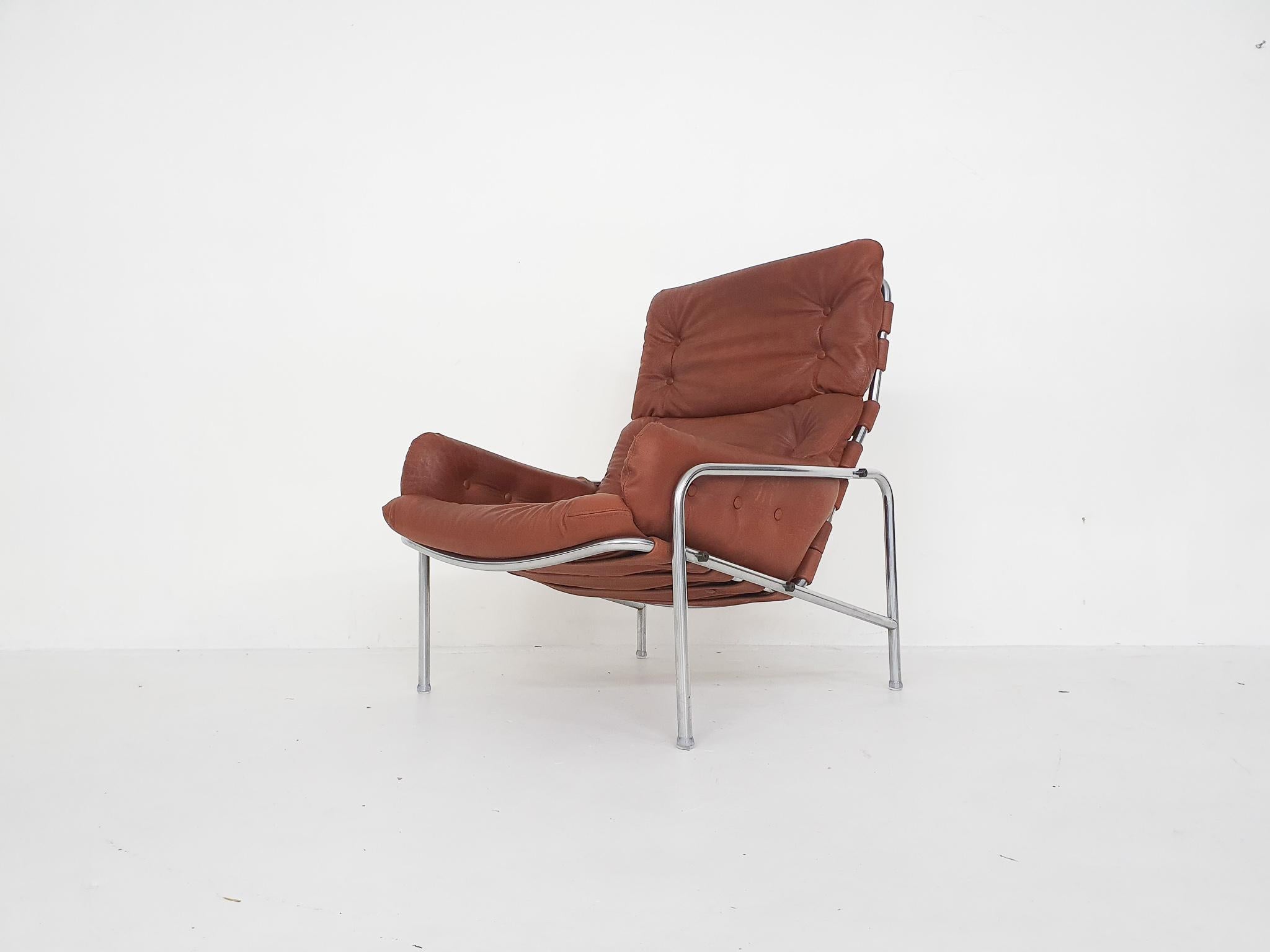 Cognac leather lounge chair by Martin Visser for ’t Spectrum model Sz09 “Nagoya”, made and designed in The Netherlands in 1969.

Visser designed this lounge chair in 1969 when he was working for Dutch furniture manufacturer ’t Spectrum. This is