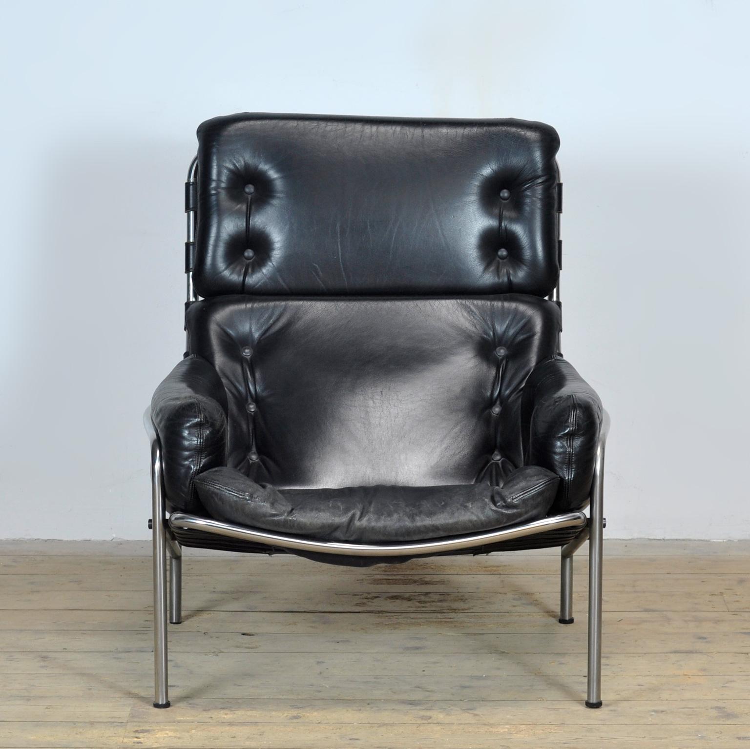 Der vom niederländischen Designer Martin Visser für 't Spectrum entworfene Nagoya SZ09 Lounge Chair ist ein seltenes und zeitloses Designstück aus den 1960er Jahren. Der Stuhl kombiniert einen eleganten verchromten Stahlrahmen mit einer