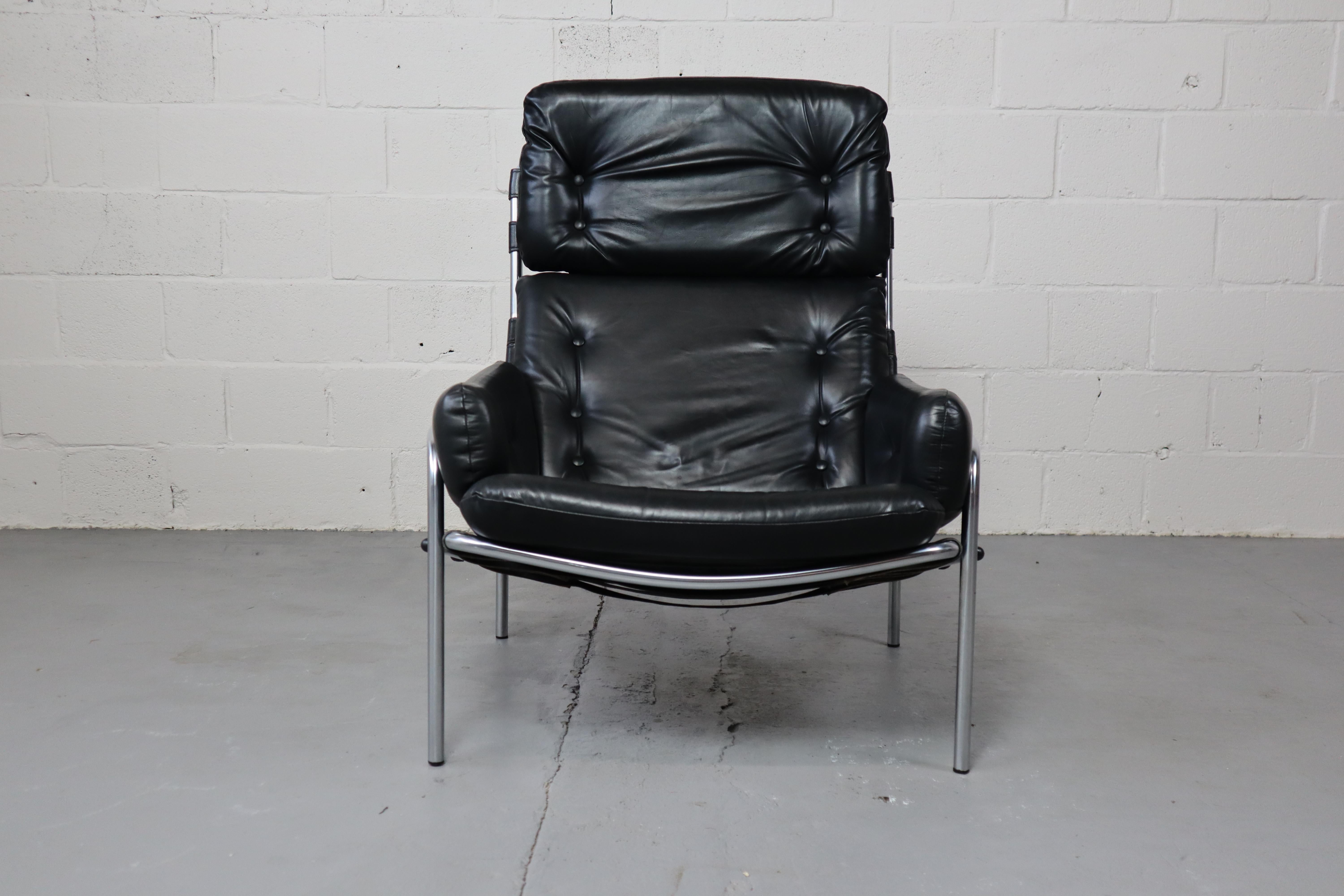 Nagoya SZ09 black lounge chair by Martin Visser for 't Spectrum Netherlands. It was designed for the Osaka series in 1969 for the Dutch pavilion at the World Expo in Tokyo.
Manufactured by 't Spectrum between 1969 and 1974.
Leather, filling, chrome