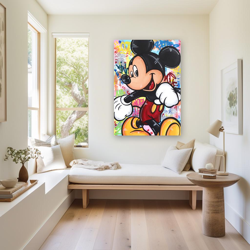 Naguy Claude mescola icone della cultura popolare e della street art con personaggi dei fumetti e dei cartoni animati, nonché con famosi supereroi, nei suoi originali dipinti a tecnica mista stratificata. Le sue opere esprimono il fascino di