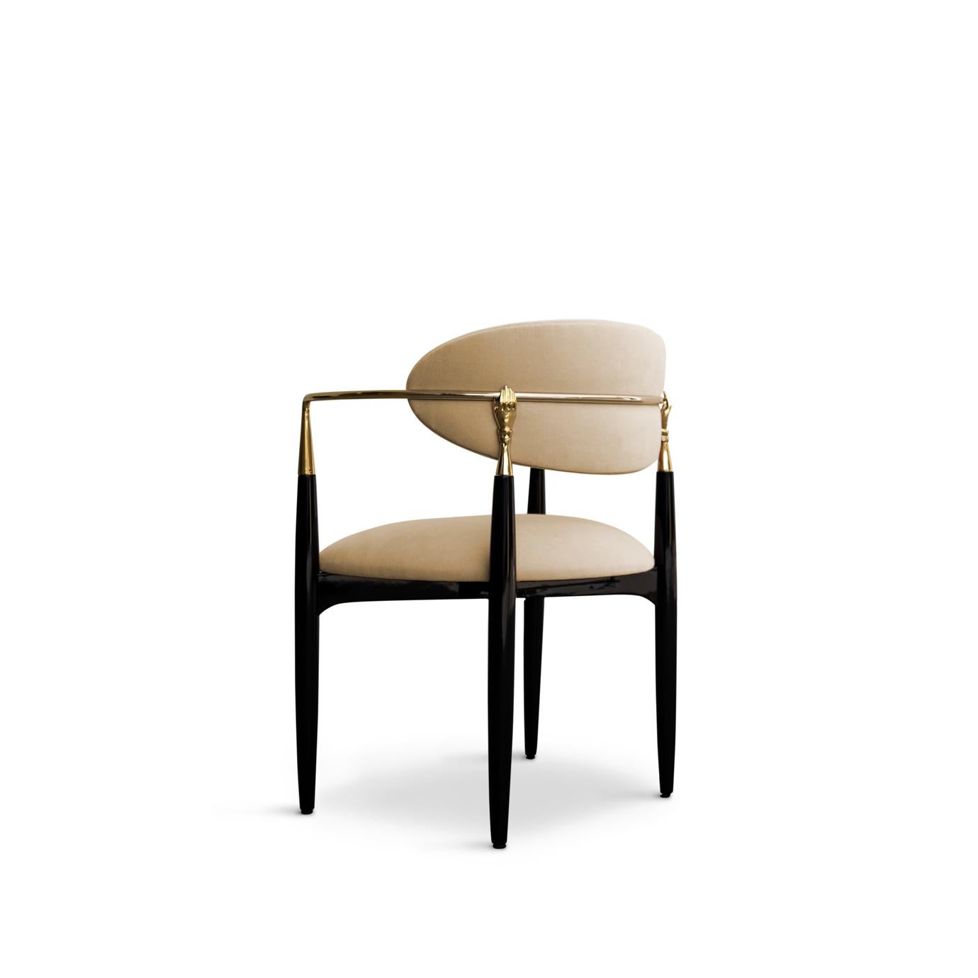 Lassen Sie sich von dem koketten und modernen Design des Nahéma-Stuhls nicht aus der Ruhe bringen. Die süße Sitzfläche und die moderne, freistehende Rückenlehne werden von einem Gestell aus Metall und Lack eingefasst, das mit zwei handgefertigten