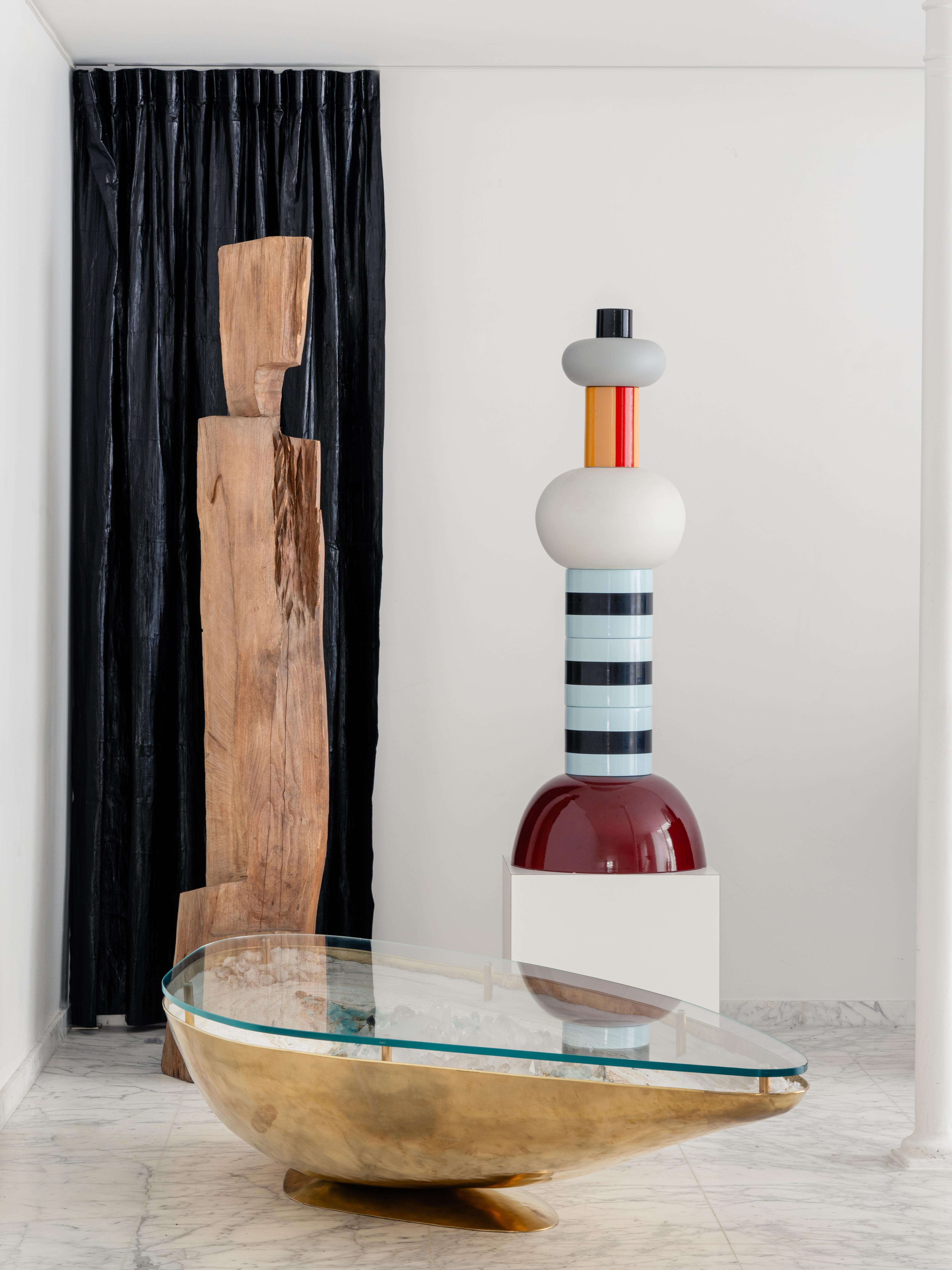 Die aus Ulmenholz geschnitzte Nahum-Skulptur von Jean Touret erhebt sich wie ein Totem, das zugleich archaisch und spirituell ist. Sein Name, der von dem biblischen Propheten stammt, dessen Bedeutung Trost und Frieden bedeutet, verleiht dem Stück