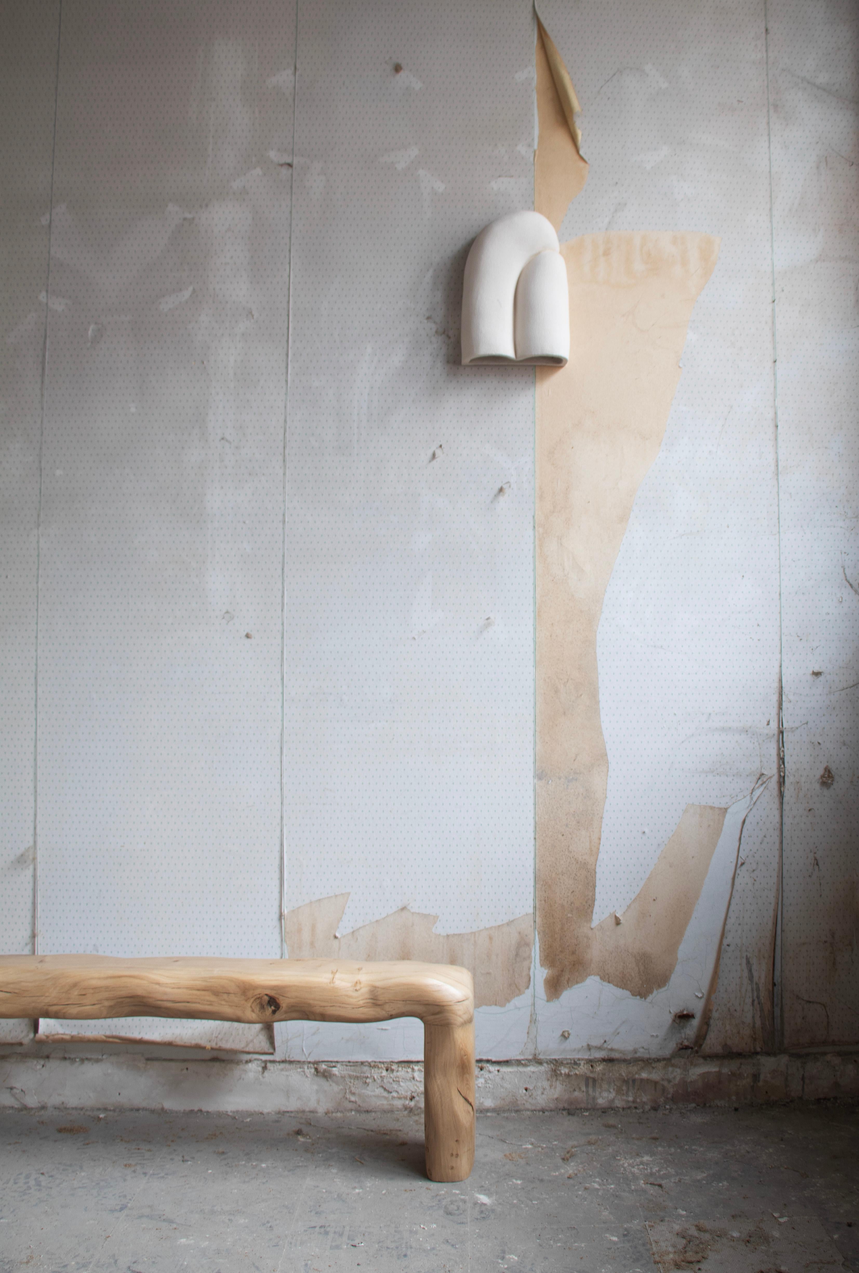 Banc Naïa en chêne français verni et sculpté à la main par Alice Lahana Studio en vente 2