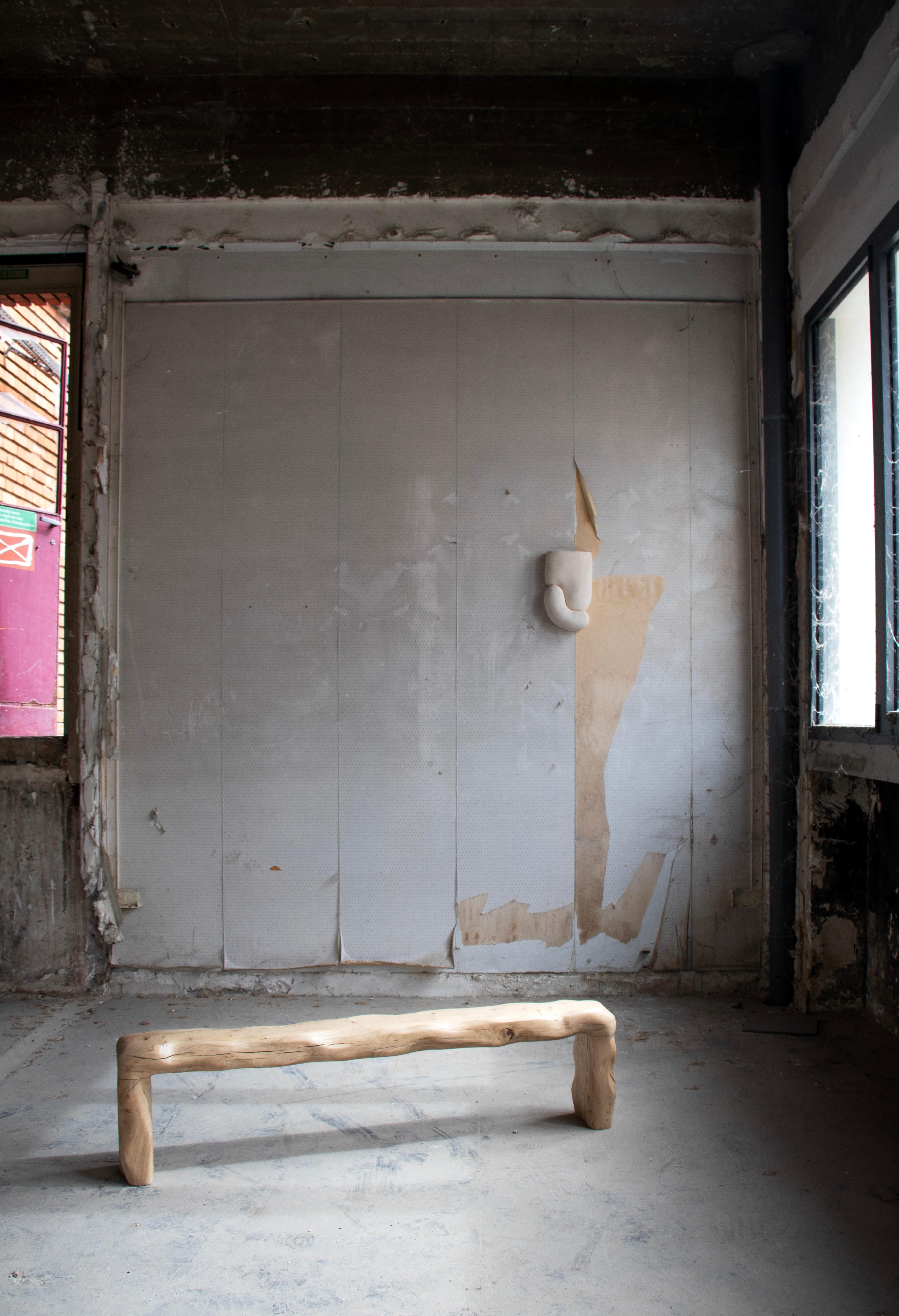 Banc Naïa en chêne français verni et sculpté à la main par Alice Lahana Studio en vente 4