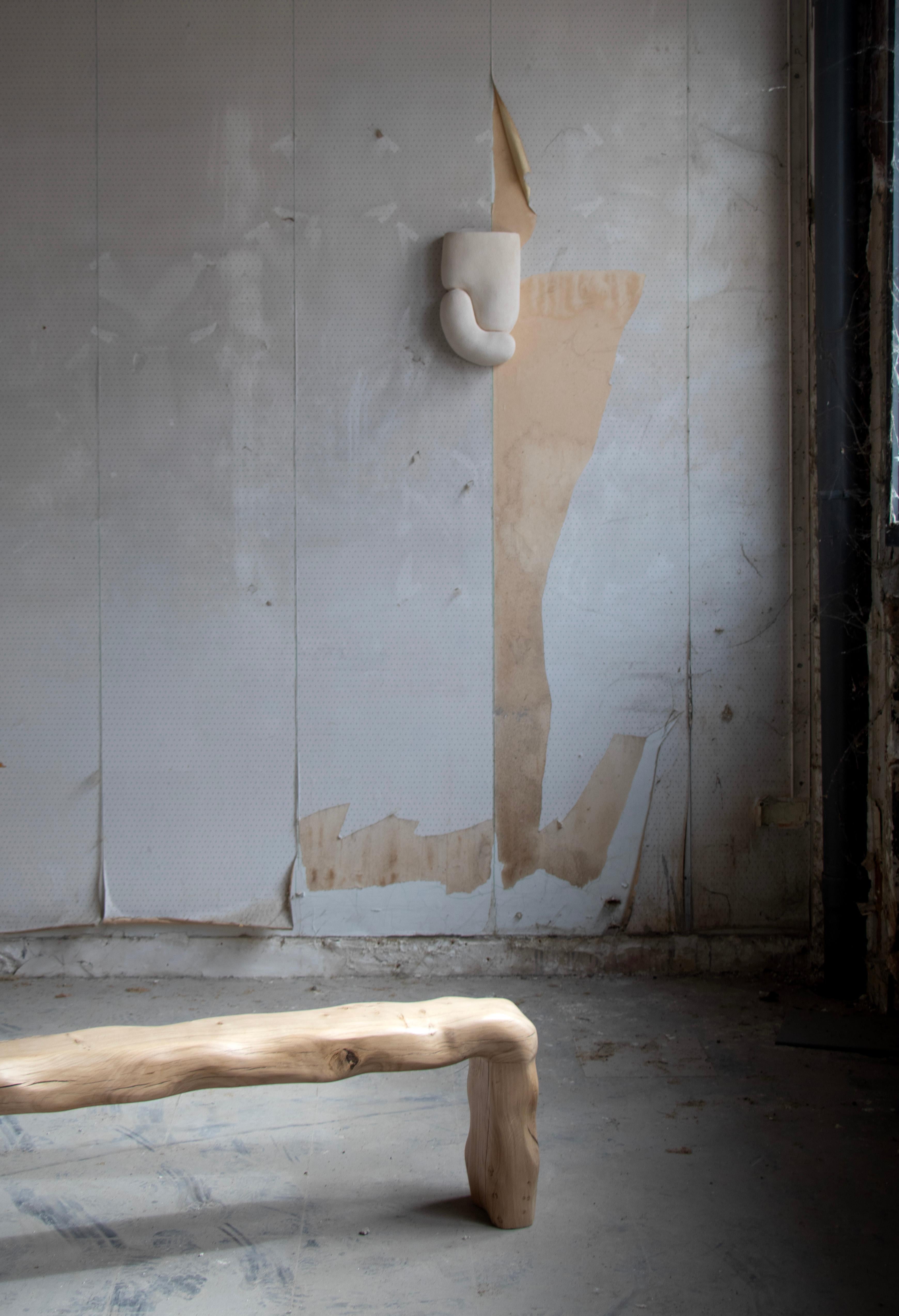 Moderne Banc Naïa en chêne français verni et sculpté à la main par Alice Lahana Studio en vente