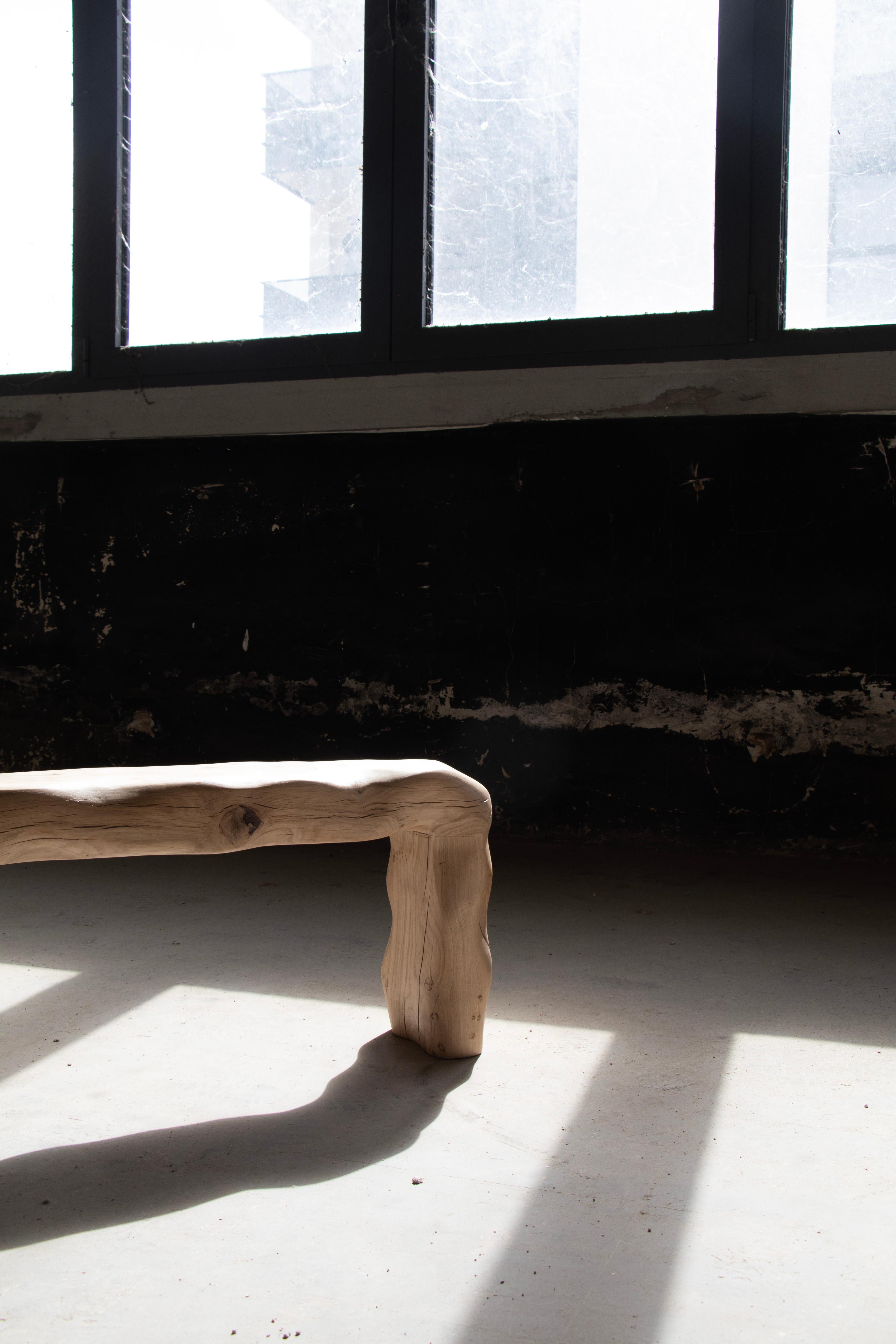 Français Banc Naïa en chêne français verni et sculpté à la main par Alice Lahana Studio en vente