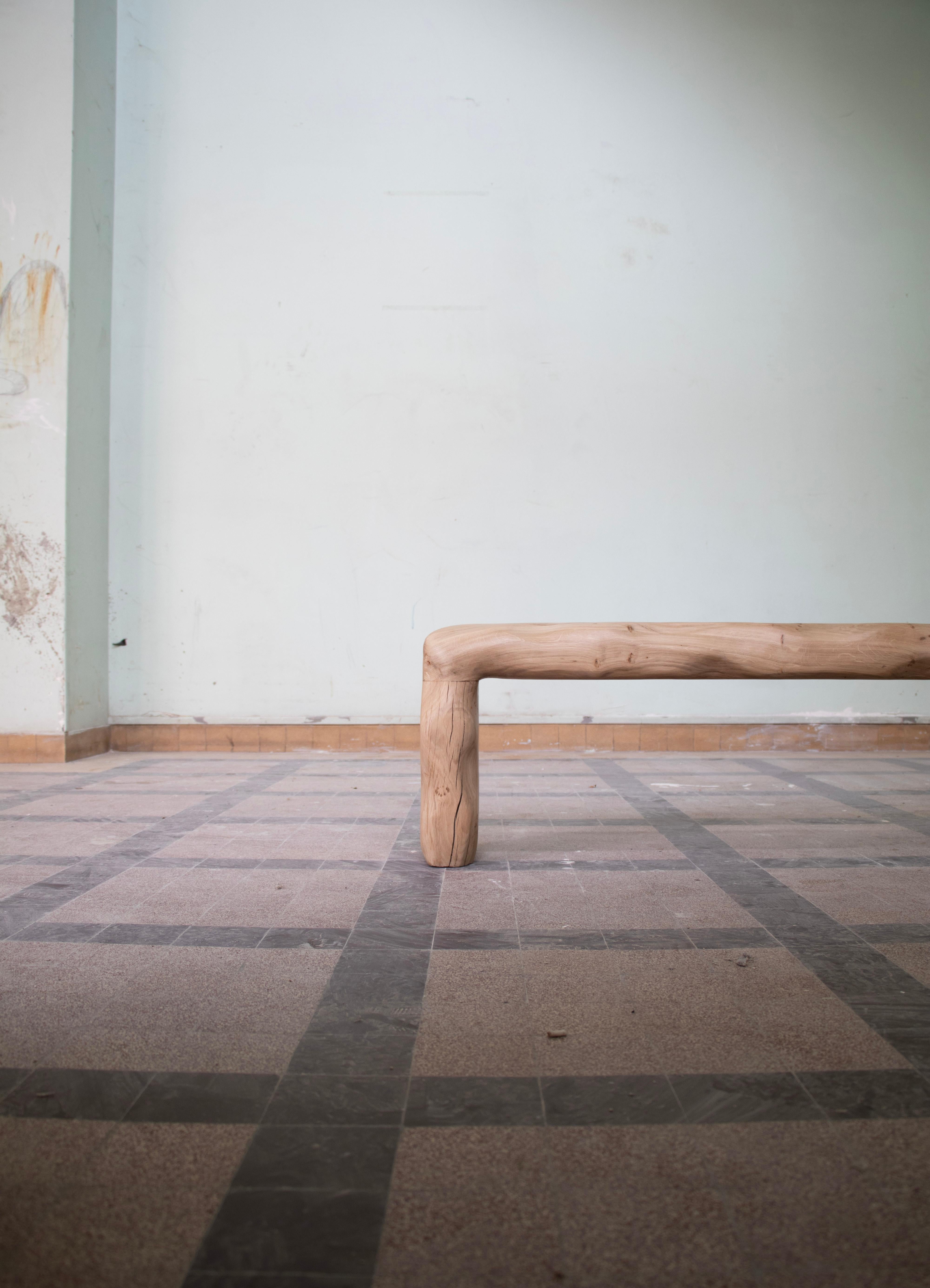 Autre Banc Naïa en chêne français verni et sculpté à la main par Alice Lahana Studio en vente