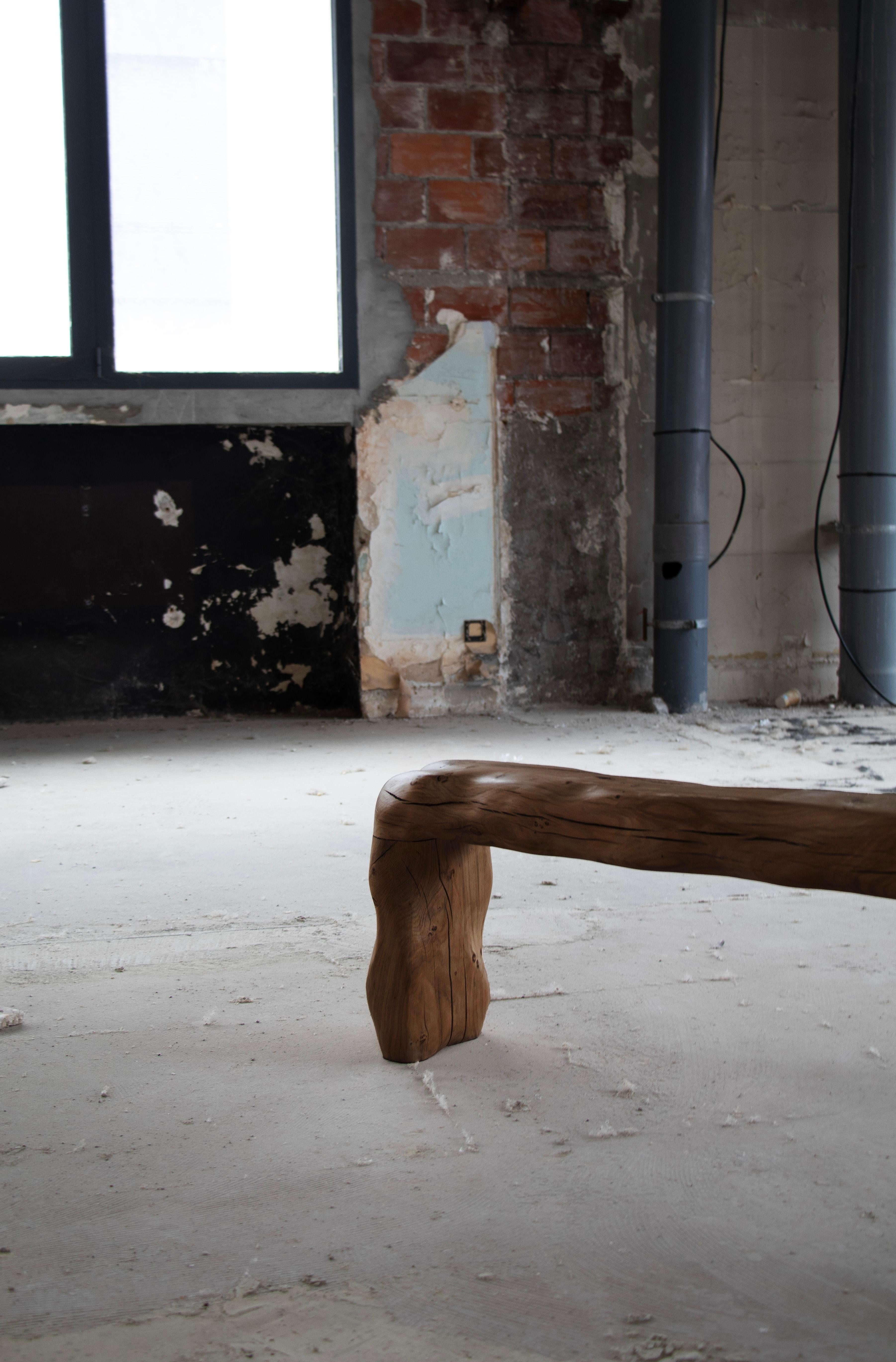 Banc Naïa en chêne français verni et sculpté à la main par Alice Lahana Studio Neuf - En vente à Geneve, CH