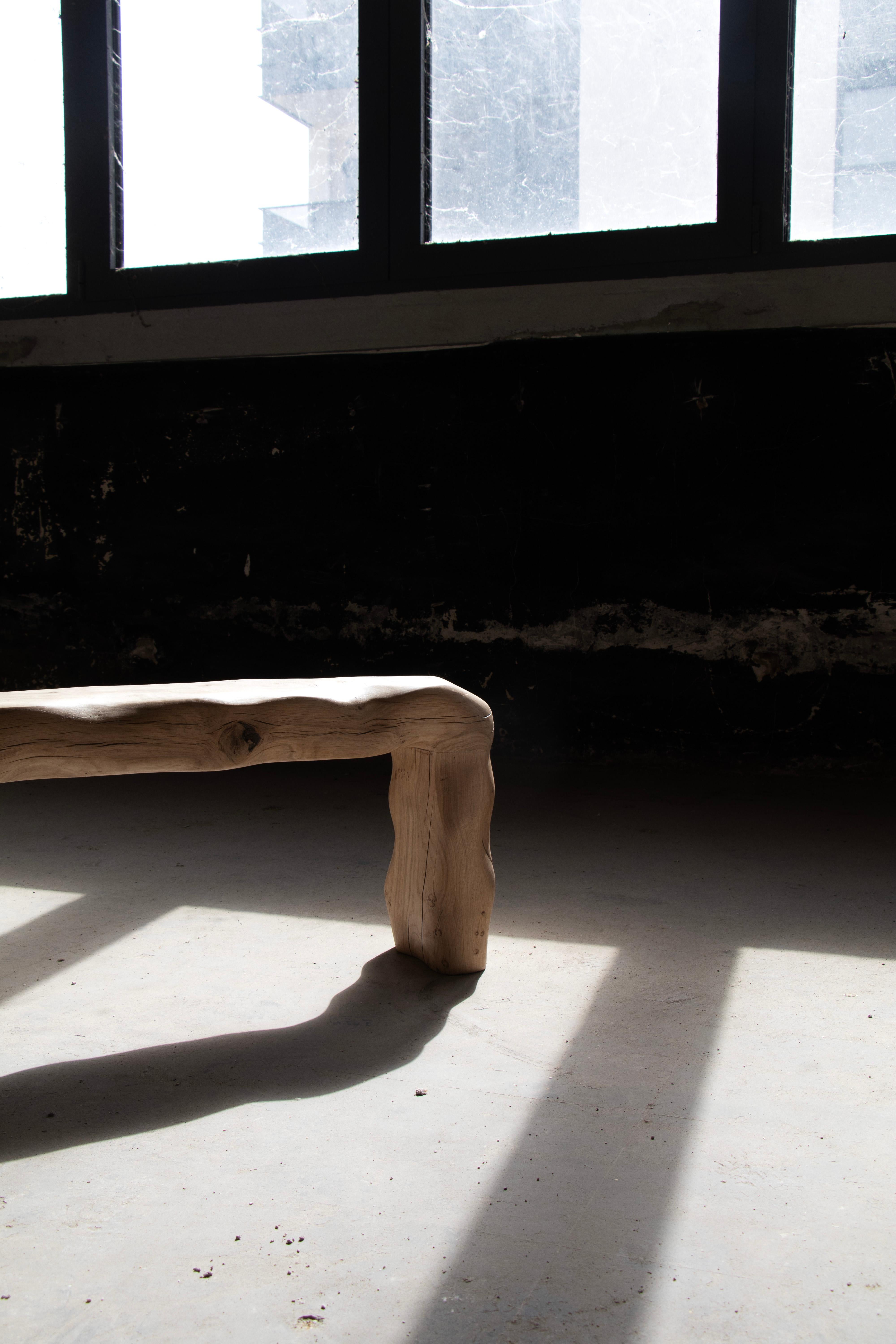 XXIe siècle et contemporain Banc Naïa en chêne français verni et sculpté à la main par Alice Lahana Studio en vente