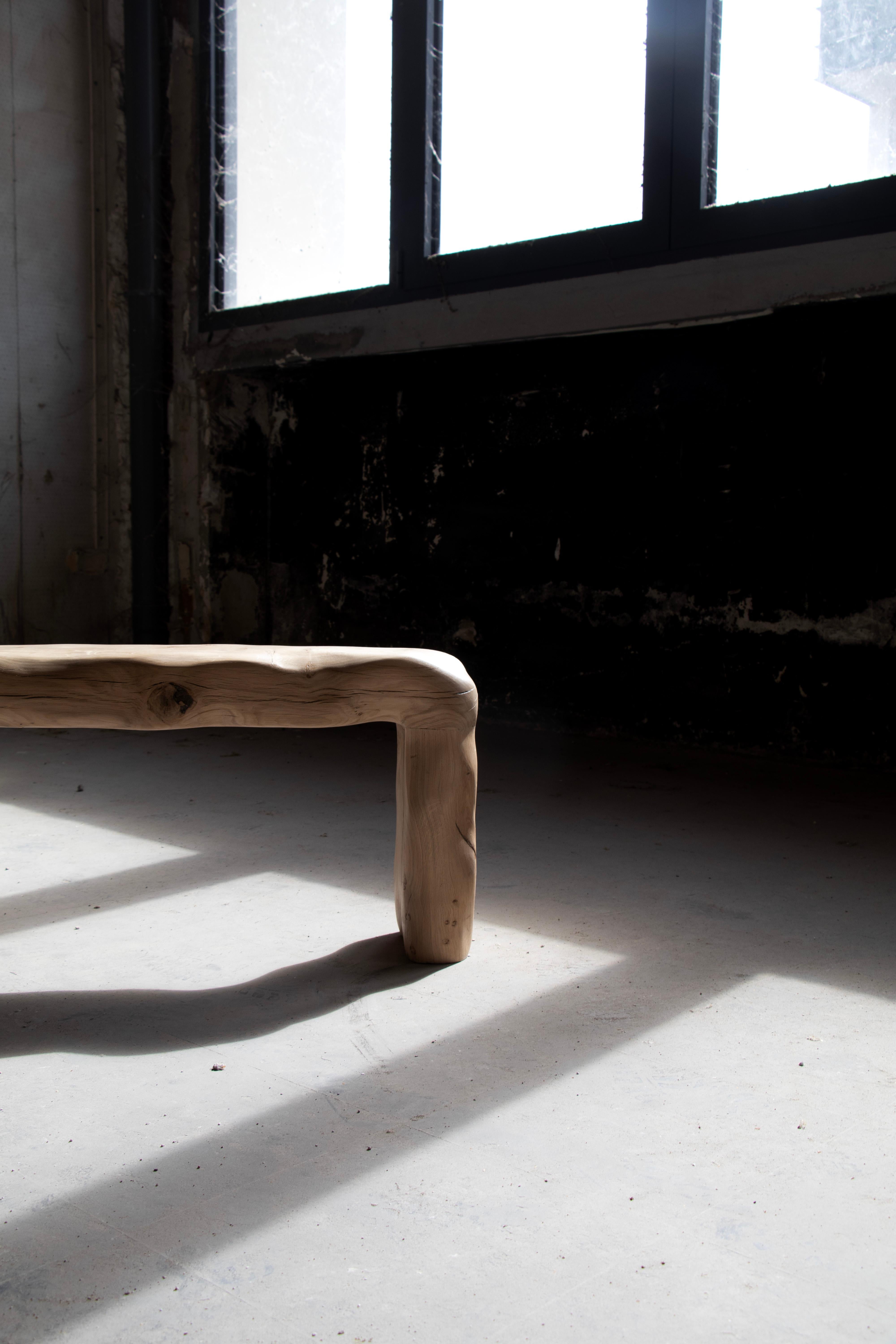 Chêne Banc Naïa en chêne français verni et sculpté à la main par Alice Lahana Studio en vente