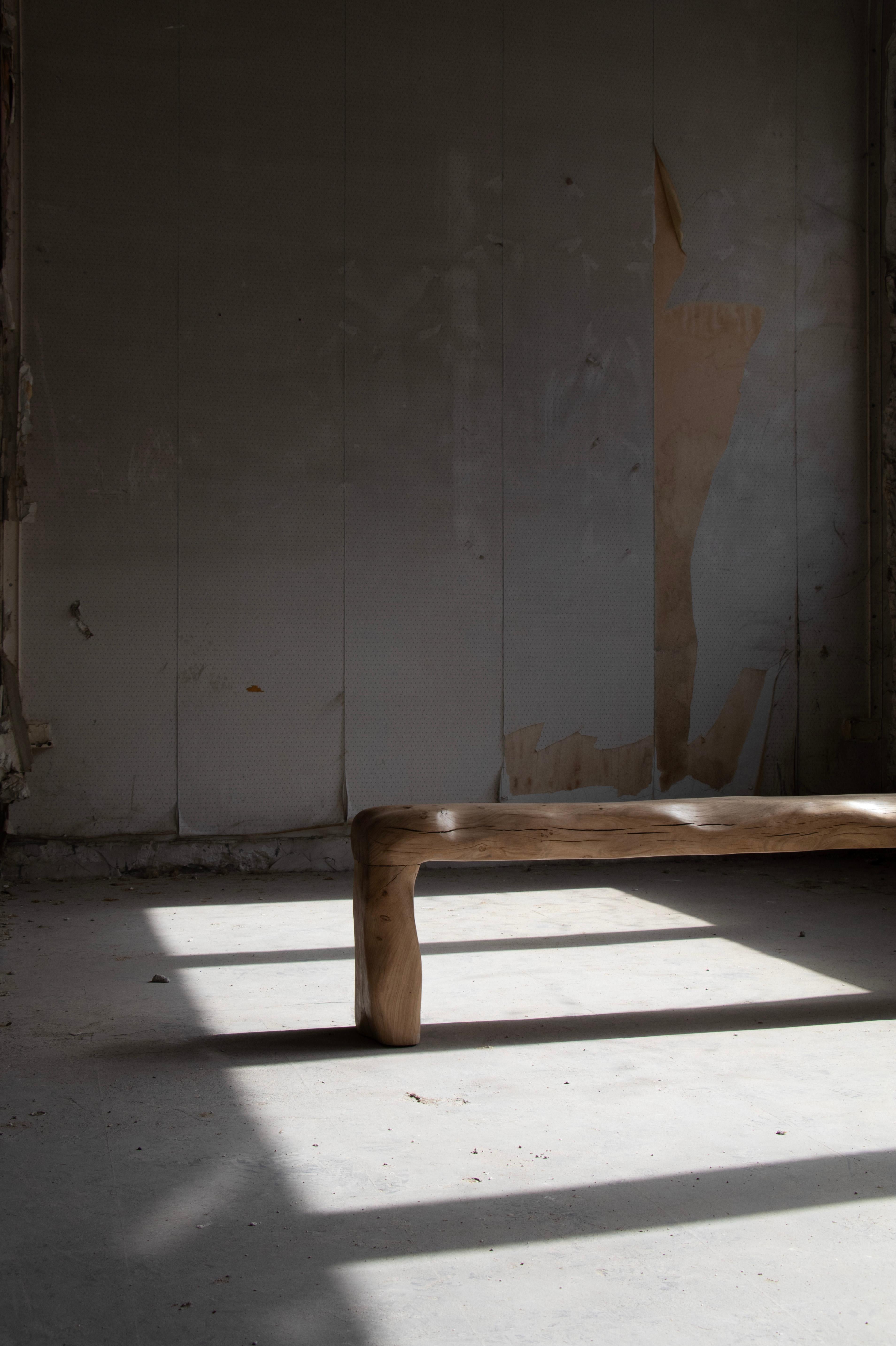 Banc Naïa en chêne français verni et sculpté à la main par Alice Lahana Studio en vente 1