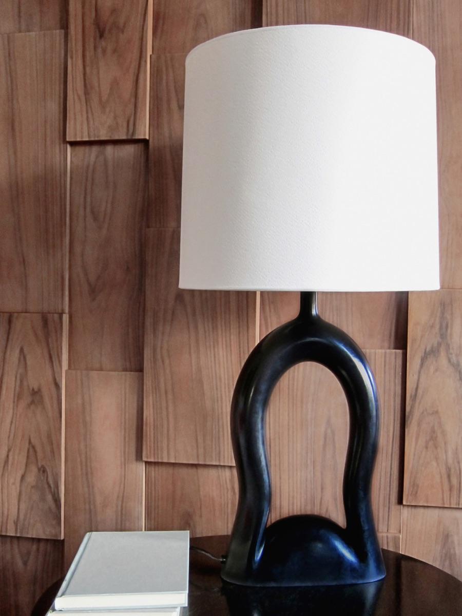 lampe à poser naïa
La lampe à poser Naïa de Stéphanie Balini a été créée en 2024. Comme pour chacune de ses lampes, Stéphanie Balini a commencé par sculpter un noyau en plâtre à partir duquel le socle est ensuite coulé en bronze par un procédé de