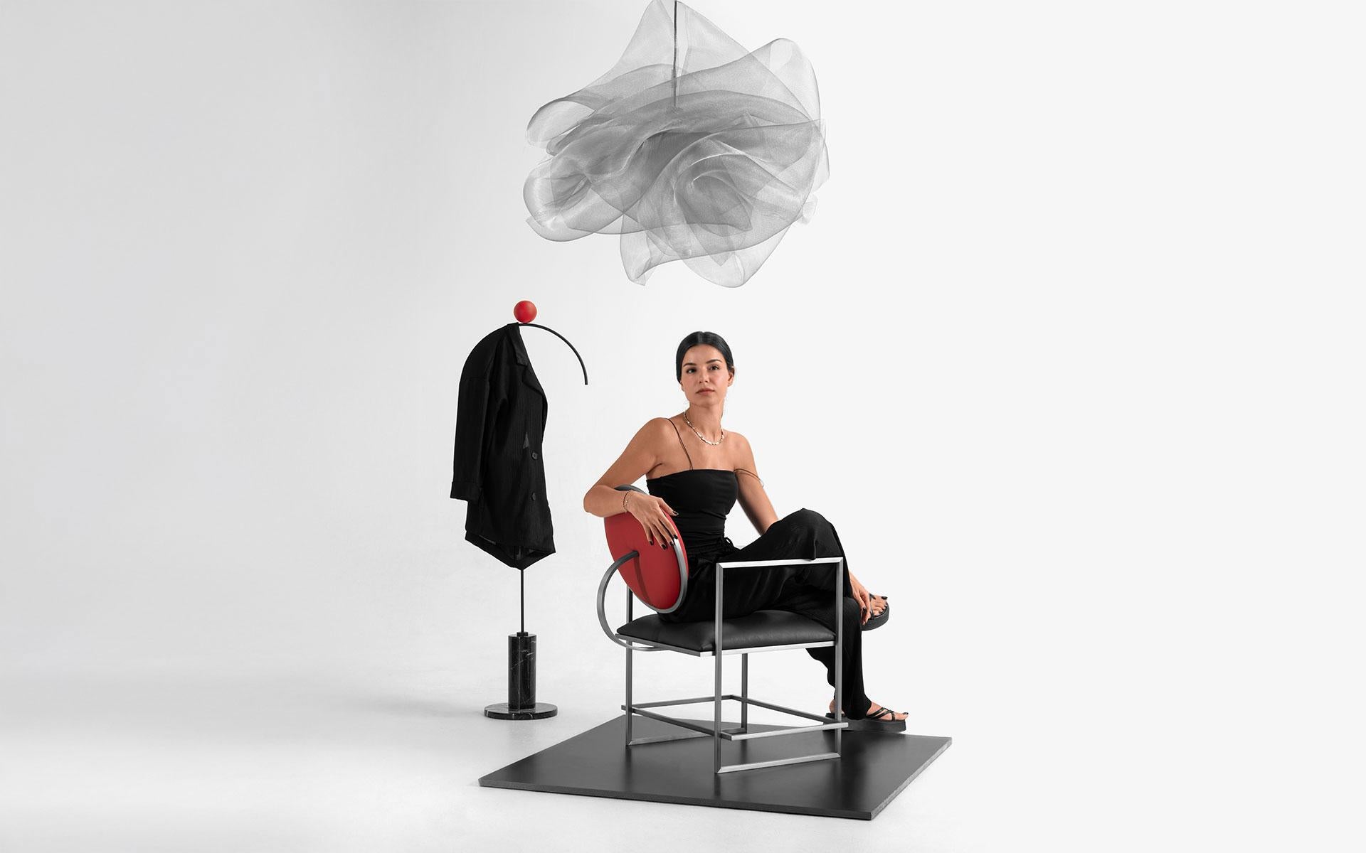 Chaise Naifu en métal et simili cuir en vente 2