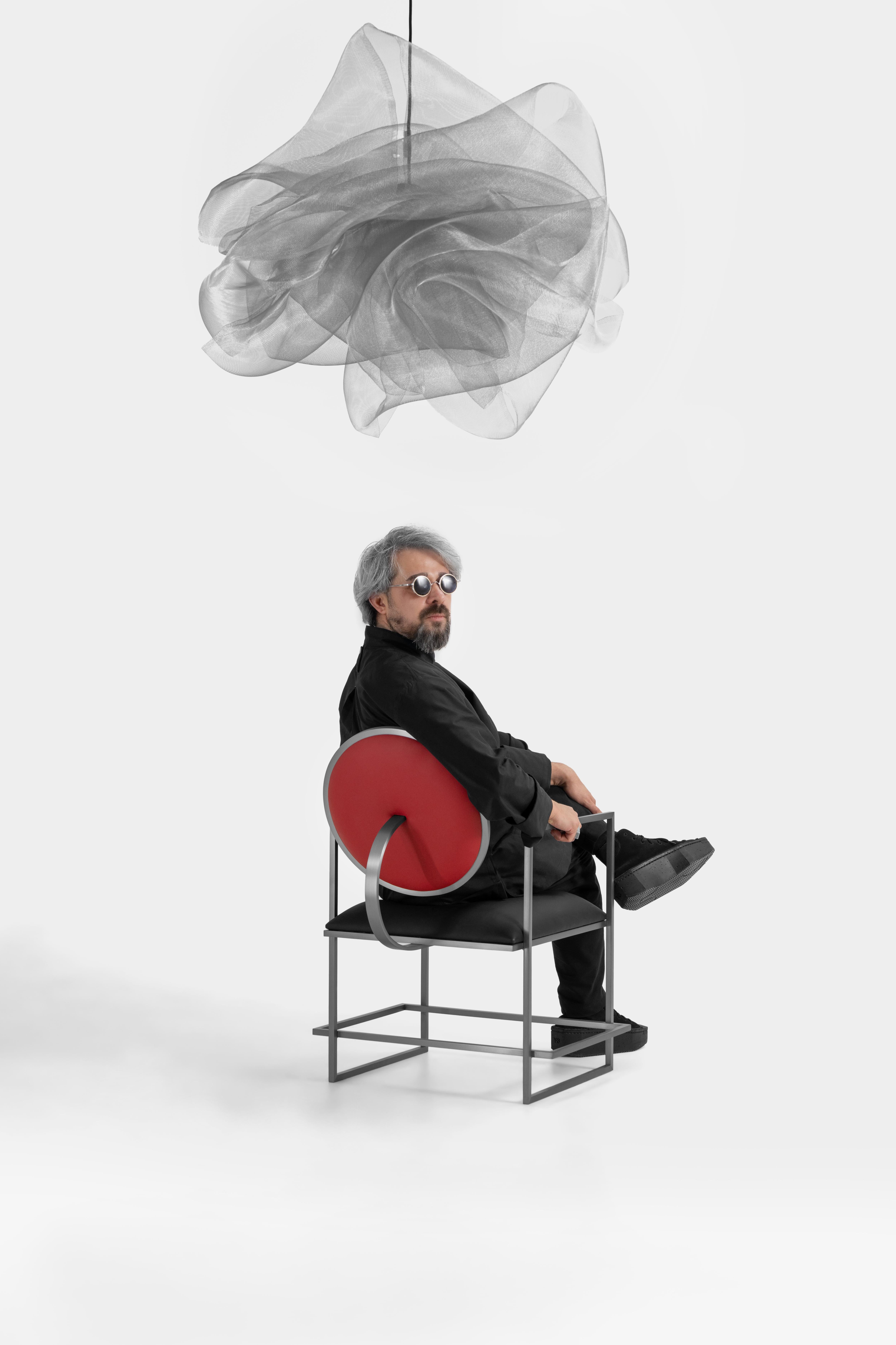 Ferronnerie Chaise Naifu en métal et simili cuir en vente