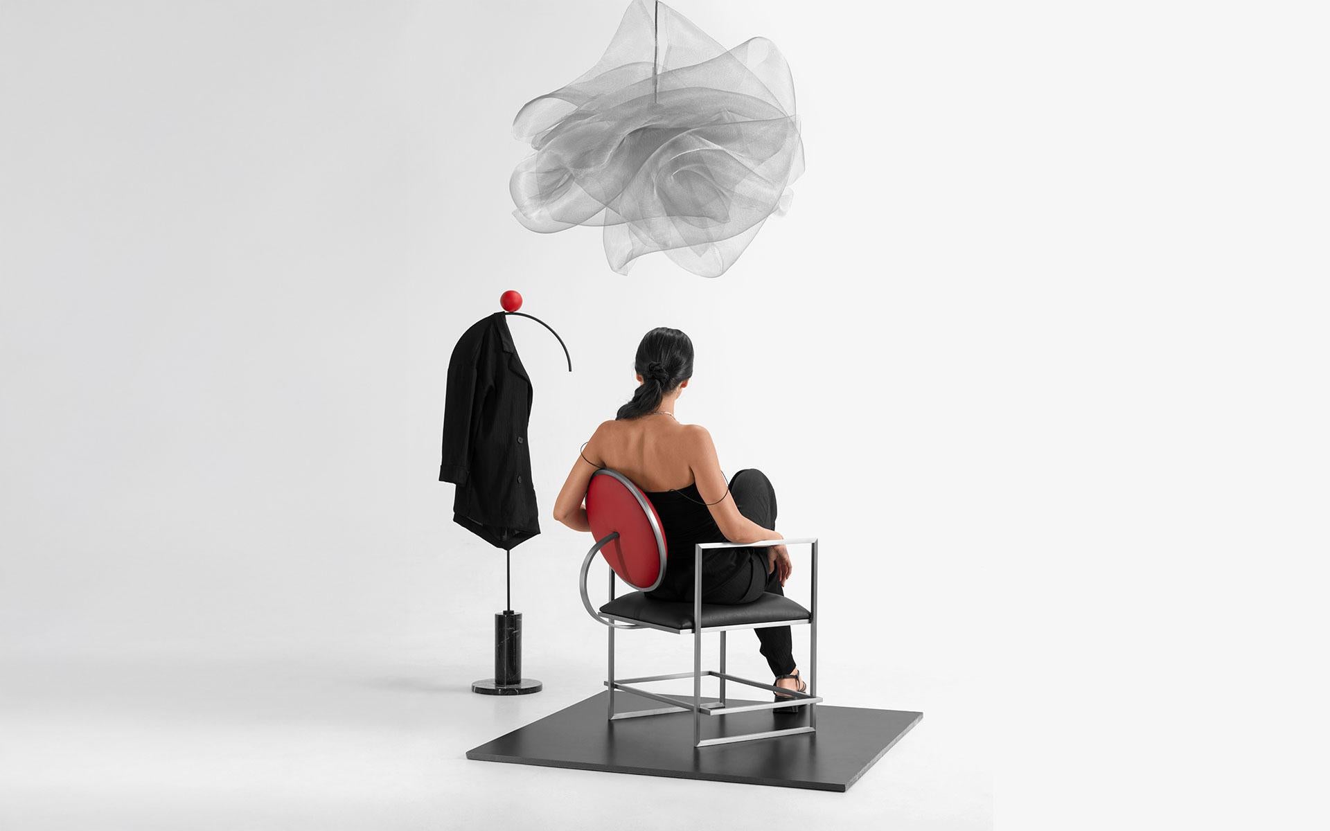 Chaise Naifu en métal et simili cuir en vente 1