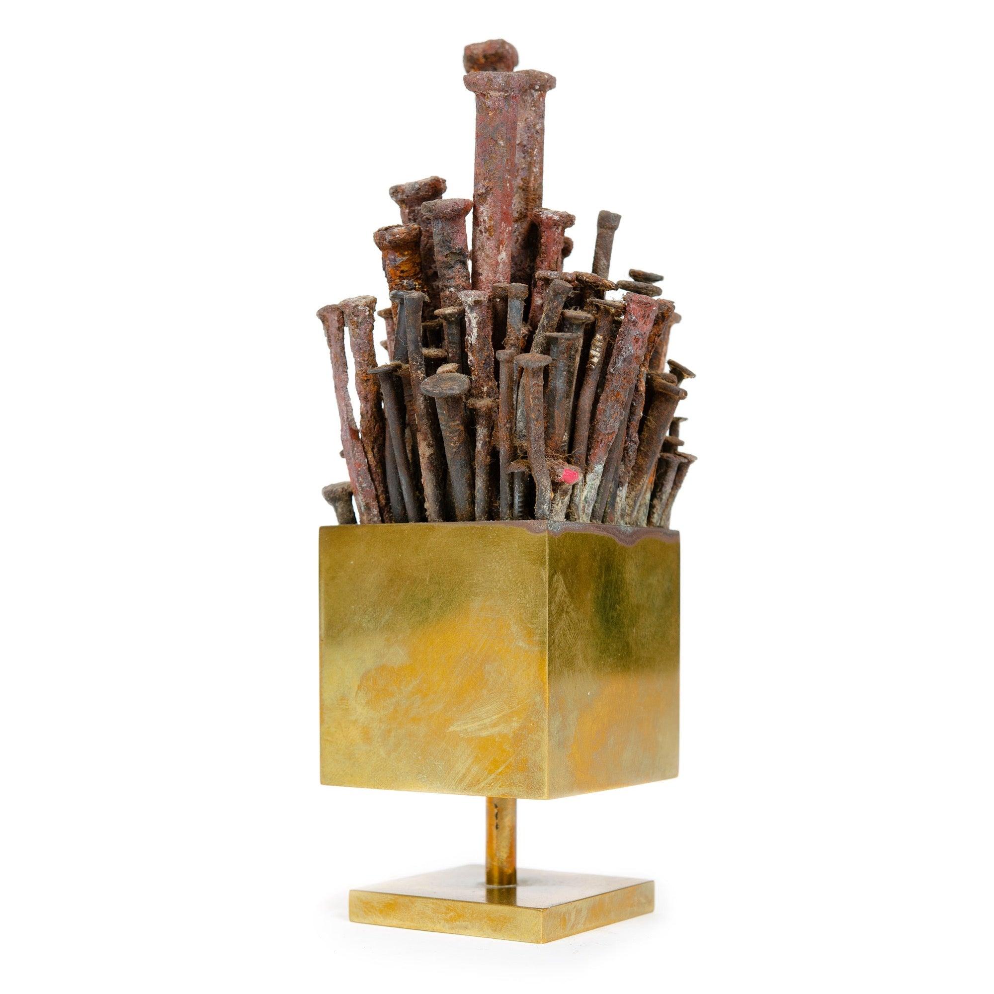 Une petite sculpture carrée en laiton ?