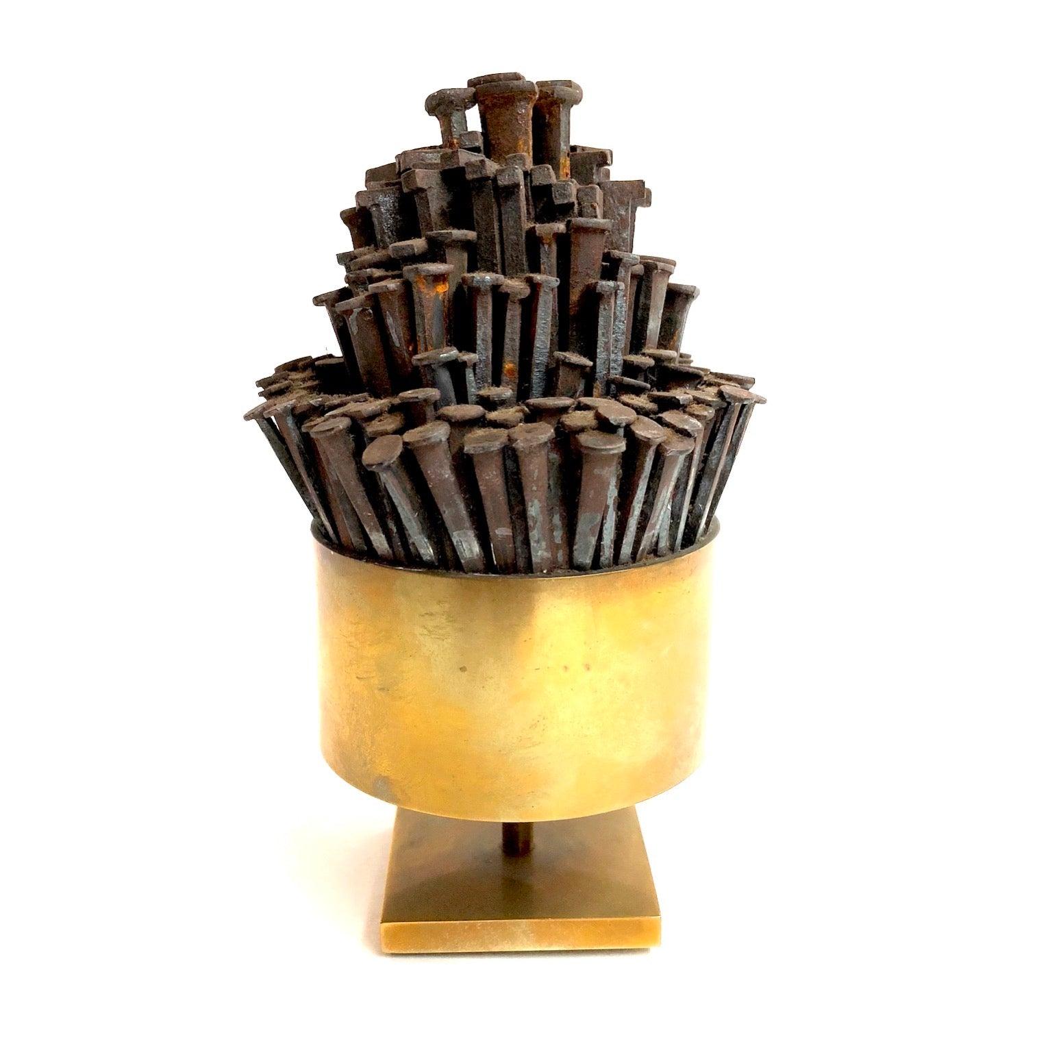 Une petite sculpture ronde en laiton ?