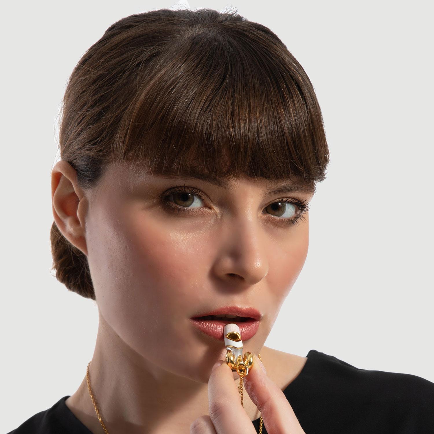 Naimah, Aries Whistle-Halskette mit Anhänger, weiße Emaille im Angebot 1