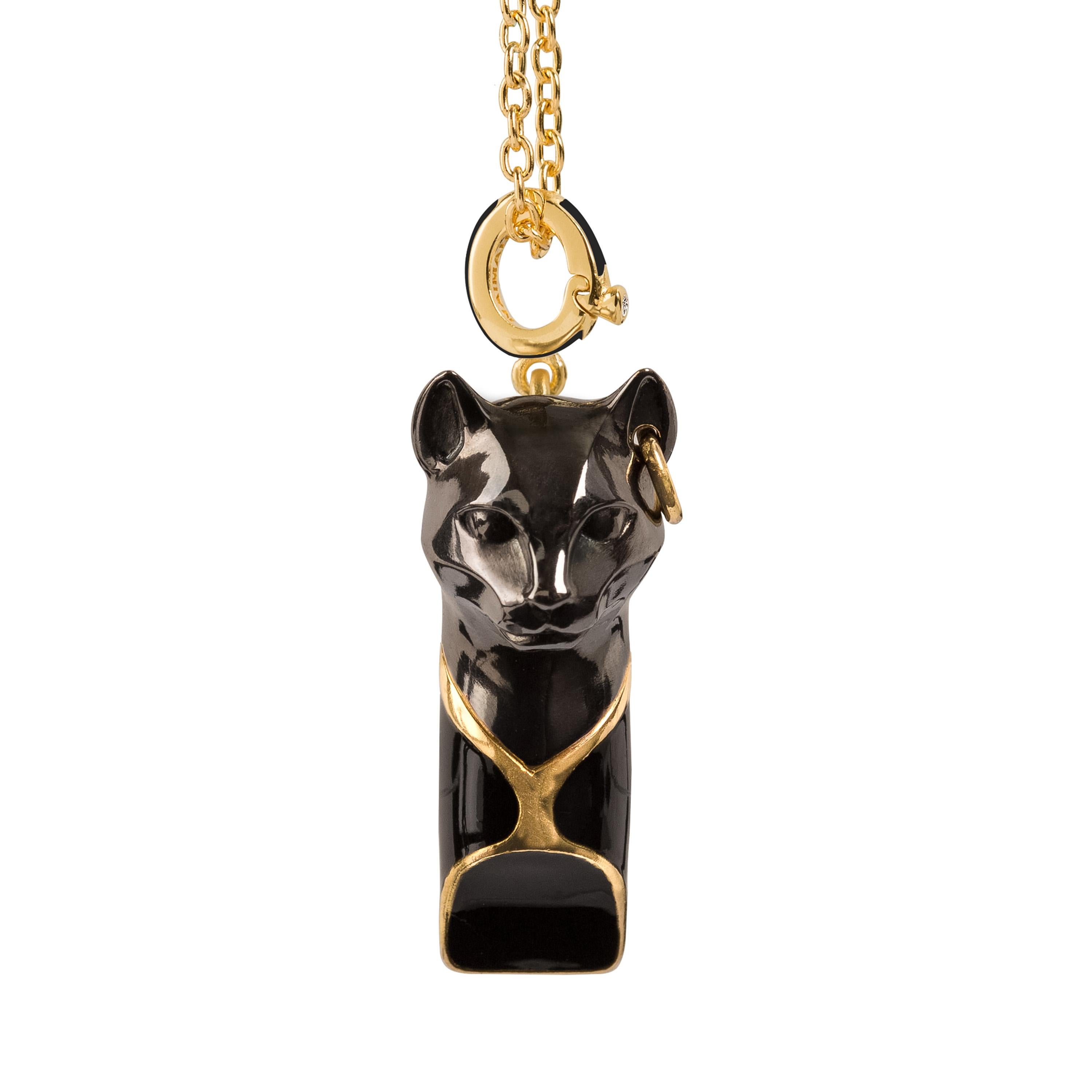 Questa collana con fischietto per gatti vanta un design senza tempo ispirato all'antica dea egizia Bastet ed è realizzata con precisione a mano a Istanbul per evocare un suono ad alti decibel. È realizzato ad arte con smalto nero e vermeil dorato di